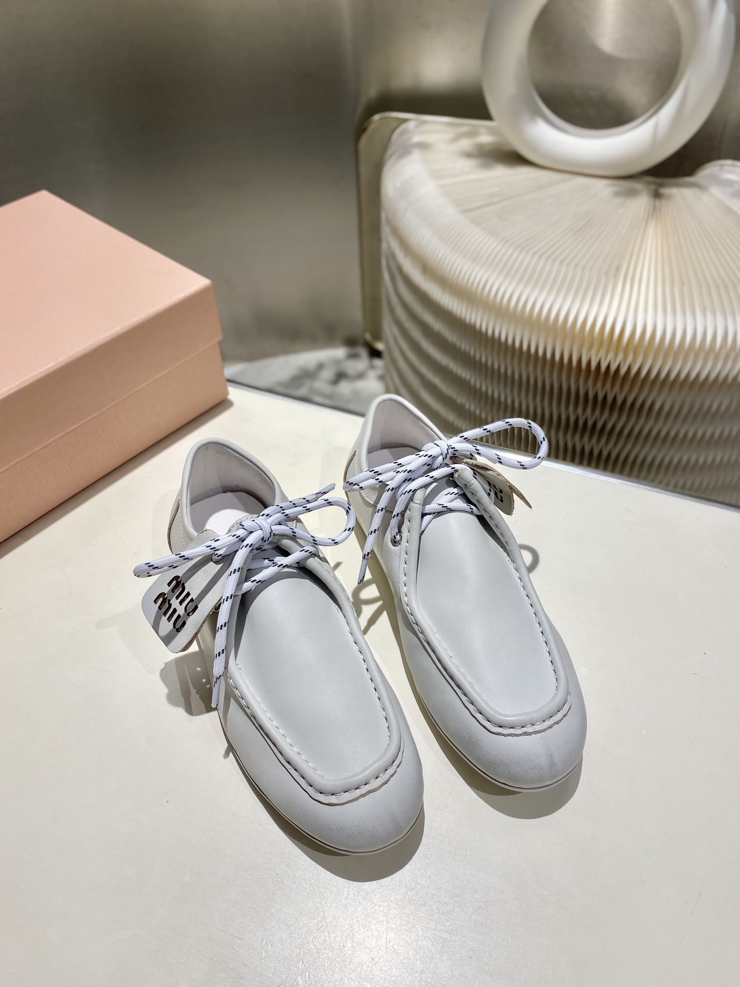 NO:236139,,Miao Miao 2025 color-tie corned flat beanie shoes, new style of showcase. Retro leather shoes, loafers, beanie shoes, retro fashion, simple and high-end, casually matched, very comfortable to wear, must-have for the year!  Super heavy every pair is a unique polished color, original old cowhide upper, inner sheep, original outsole size 34-41 (customized by 34.40.41), bean shoes, loafers, cowhide19860909,缪缪2025擦色系带鸡眼平底豆豆鞋 走秀新款 .复古小皮鞋乐福鞋 豆豆鞋 复古时尚 简约高级 随意搭配 上脚非常舒适,年度必入款！超级重每一双都是独一无二的擦色 ,鞋面原版做旧牛皮 内里羊里 ,原版大底 34-41码（34.40.41定制）,豆豆鞋,loafers,cowhide,Women's Shoes