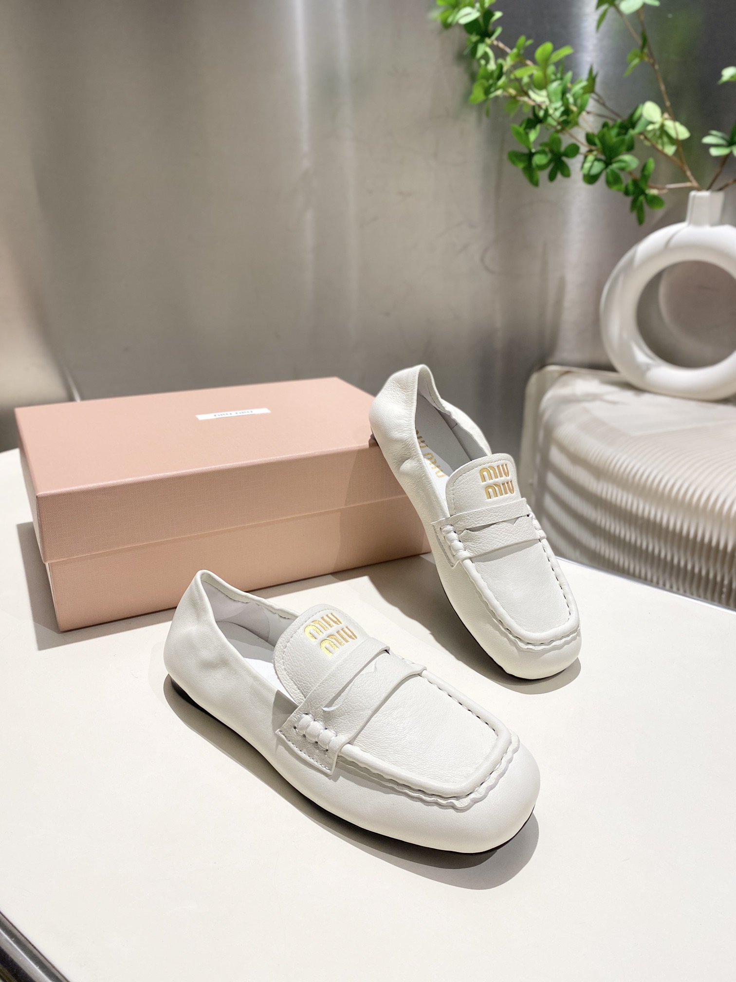 NO:236142,Two versions of flat heel 4.5CM, Miao Miao's 2025 early spring show new style, one-foot-punched lazy Mary Jane ballet shoes. The official spring and summer show new style, fashionable and versatile, super versatile whether worn barefoot or with socks!  Original one-to-one development, custom imported cowhide, inner sheepskin, sole counter, size 34-41 (34.4041 custom made, no return or exchange), loafers, loafers, mary jane, cowhide, sheepskin, socks19860909平底跟4.5CM两个版本,缪缪2025早春走秀新款一脚蹬懒人玛丽珍芭蕾舞鞋 官方春夏走秀新款,时髦百搭,无论光脚穿还是搭配袜子穿都超级百搭！原版一比一开发 鞋面定制进口牛皮 内里羊皮 鞋底专柜大底 码数34-41（34.4041订做不退换）,乐福鞋,loafers,mary jane,cowhide,sheepskin,socks,Women's Shoes