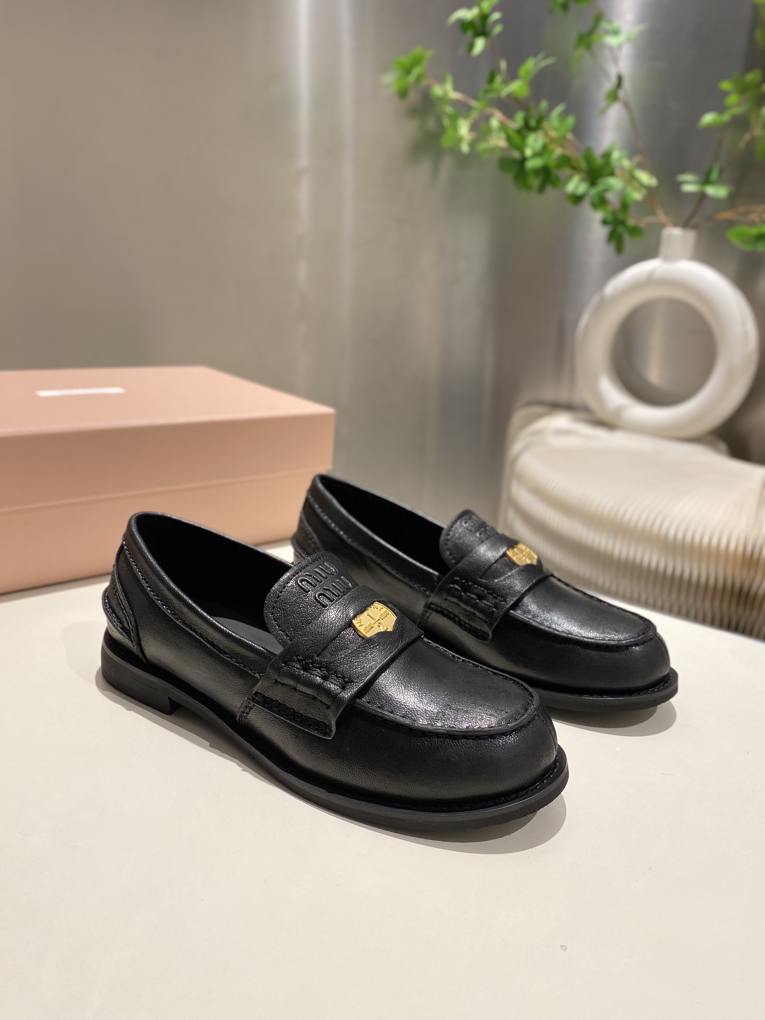 NO:236144,Miao Family’s new coin loafers!  This season of Miao Miao is so beautiful!  No matter how you wear the invincible combination, it looks super good. The coin design is very retro and fashionable!  The upper is made of original imported cowhide!  Silk sheepskin footbed inside!  All details of the leather edge are treated with oil edges, original mold opening rubber bottom, original mold opening coin hardware and copper buckle!  Number of codes 34-41 (34.40.41 custom made without return or exchange), loafers, cowhide, sheepskin19860909缪家新款钱币乐福鞋！缪缪这一季这太美了吧！无敌搭配怎么穿都超级好看 钱币的设计很复古很时尚！ 鞋面采用原版进口牛皮！内里垫脚丝绸羊皮！皮边全部细节油边处理, 原版开模橡胶大底,原版开模钱币五金铜扣！ 码数34-41（34.40.41定做不退不换）,乐福鞋,loafers,cowhide,sheepskin,Women's Shoes