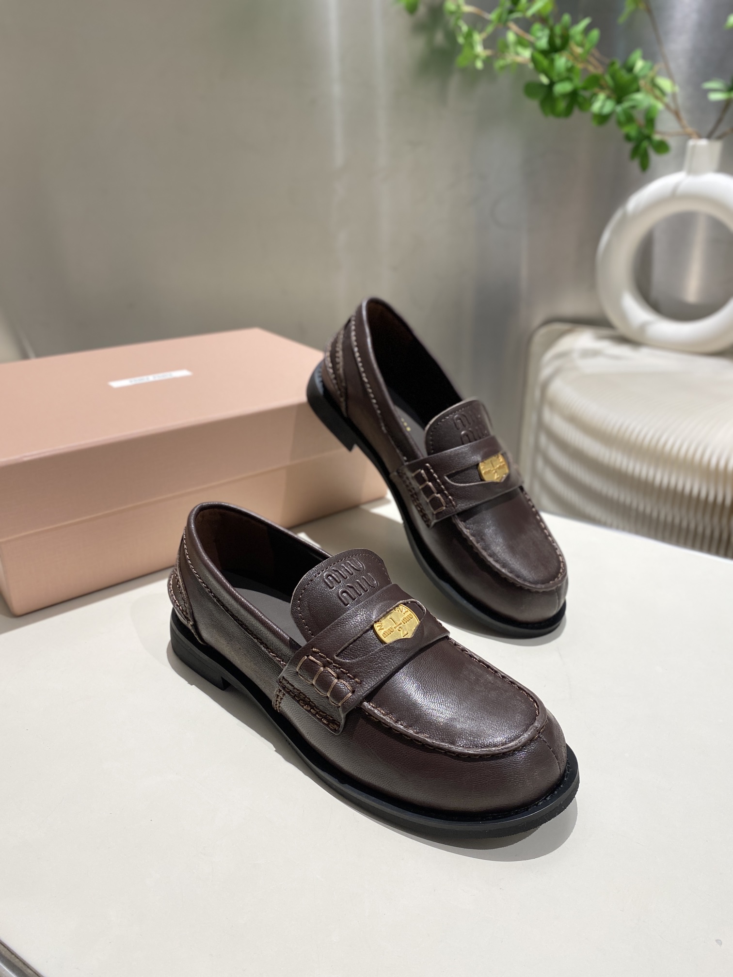 NO:236146,, 2025 Miao Family New Coin Loafers!  This season of Miao Miao is so beautiful!  No matter how you wear the invincible combination, it looks super good. The coin design is very retro and fashionable!  The upper is made of original imported cowhide!  Silk sheepskin footbed inside!  All details of the leather edge are treated with oil edges, original mold opening rubber bottom, original mold opening coin hardware and copper buckle!  Number of codes 34-41 (34.40.41 custom made without return or exchange), loafers, cowhide, sheepskin19860909,2025缪家新款钱币乐福鞋！缪缪这一季这太美了吧！无敌搭配怎么穿都超级好看 钱币的设计很复古很时尚！ 鞋面采用原版进口牛皮！内里垫脚丝绸羊皮！皮边全部细节油边处理, 原版开模橡胶大底,原版开模钱币五金铜扣！ 码数34-41（34.40.41定做不退不换）,乐福鞋,loafers,cowhide,sheepskin,Women's Shoes