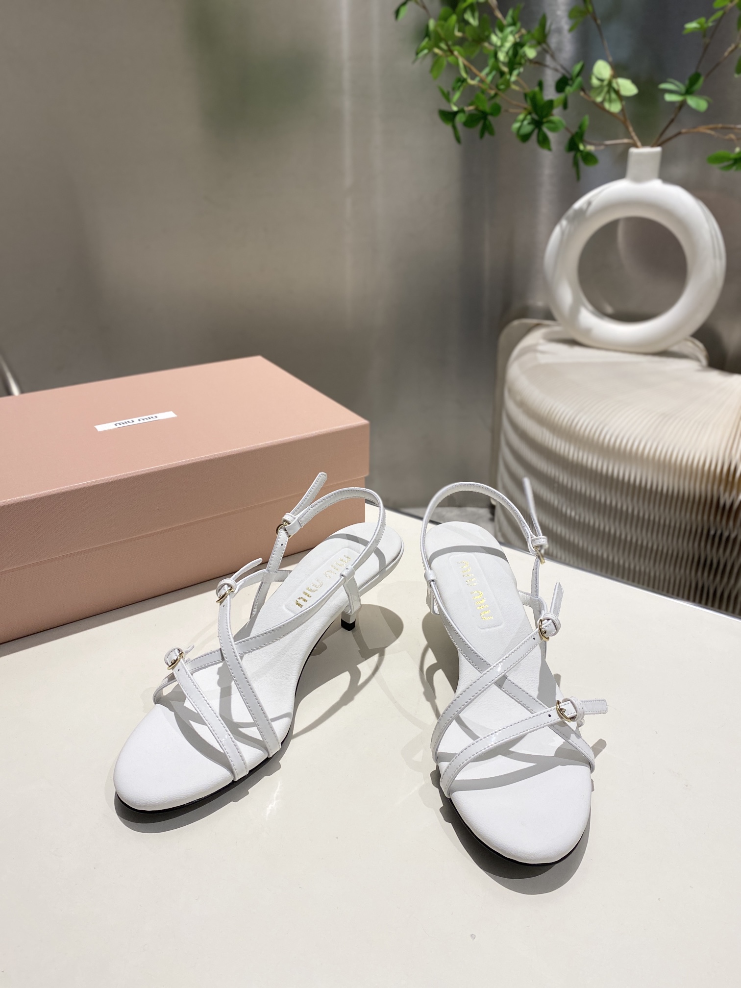 NO:236122,.Miu Miu catwalk style 2025 spring and summer new kitten heel strap sandals Internet celebrity catwalk style looks very good on the feet. 1:1 customization Fashion high heels women's shoes, very stretched leg lines, allowing beautiful ladies to easily control it. It is definitely a must-have item in spring and summer Material: fabric beef patent leather, inner sheepskin Size 34-40 (34.40 custom made without return or exchange) Heel height 5.cm, high heels, miumiu, sandals, high heels, sheepskin19860909.Miu Miu走秀款 2025春夏新款小猫跟带子 凉鞋 网红走秀款上脚非常好看.1:1定制 时尚 高跟女鞋,很好的拉伸腿部线条,让爱美的小姐姐们都能轻松驾驭,绝对是春夏必备单品 材质 :面料牛漆皮,内里羊皮 尺码34-40（34.40定做不退不换）跟高5.cm,高跟鞋,miumiu,sandals,high heels,sheepskin,Women's Shoes