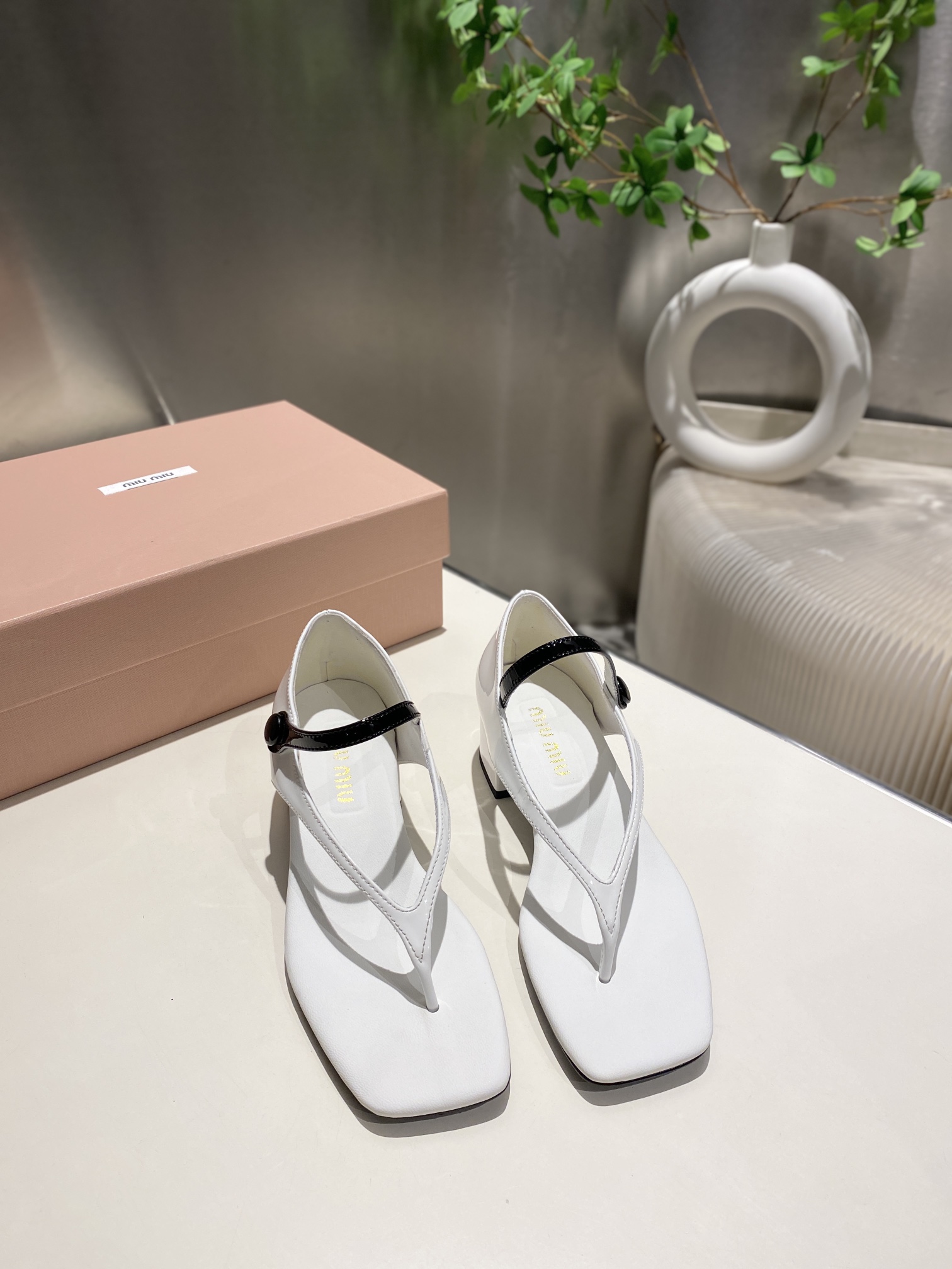 NO:236130,.2025MIUIMIUI Spring and Summer New Thick Heel Clip-toed Sandals It looks very good on the feet and is very easy to wear. It fits the legs very tightly, and the height-enhancing effect is very good!  It's even more amazing with the most popular ultra-long denim skirt this year. Heel height is 4.5CM. Imported beef patent leather upper. Sheepskin inner footbed. Italian imported leather sole. 34-41 (34 40 41 custom made without return or exchange), split-toed shoes, miumiu, sandals, skirts, sheepskin, Leather soles19860909.2025MIUIMIUI春夏新款粗跟夹趾凉鞋 上脚真的很好看格外的好穿,很贴腿 ,显腿细,增高效果很不错哦！搭配今年最流行的超长牛仔裙就更绝了 跟高4.5CM 进口牛漆皮鞋面 羊皮内里垫脚 意大利进口真皮大底 34-41（34 40 41订做不退换）,分趾鞋,miumiu,sandals,skirts,sheepskin,Leather soles,Women's Shoes