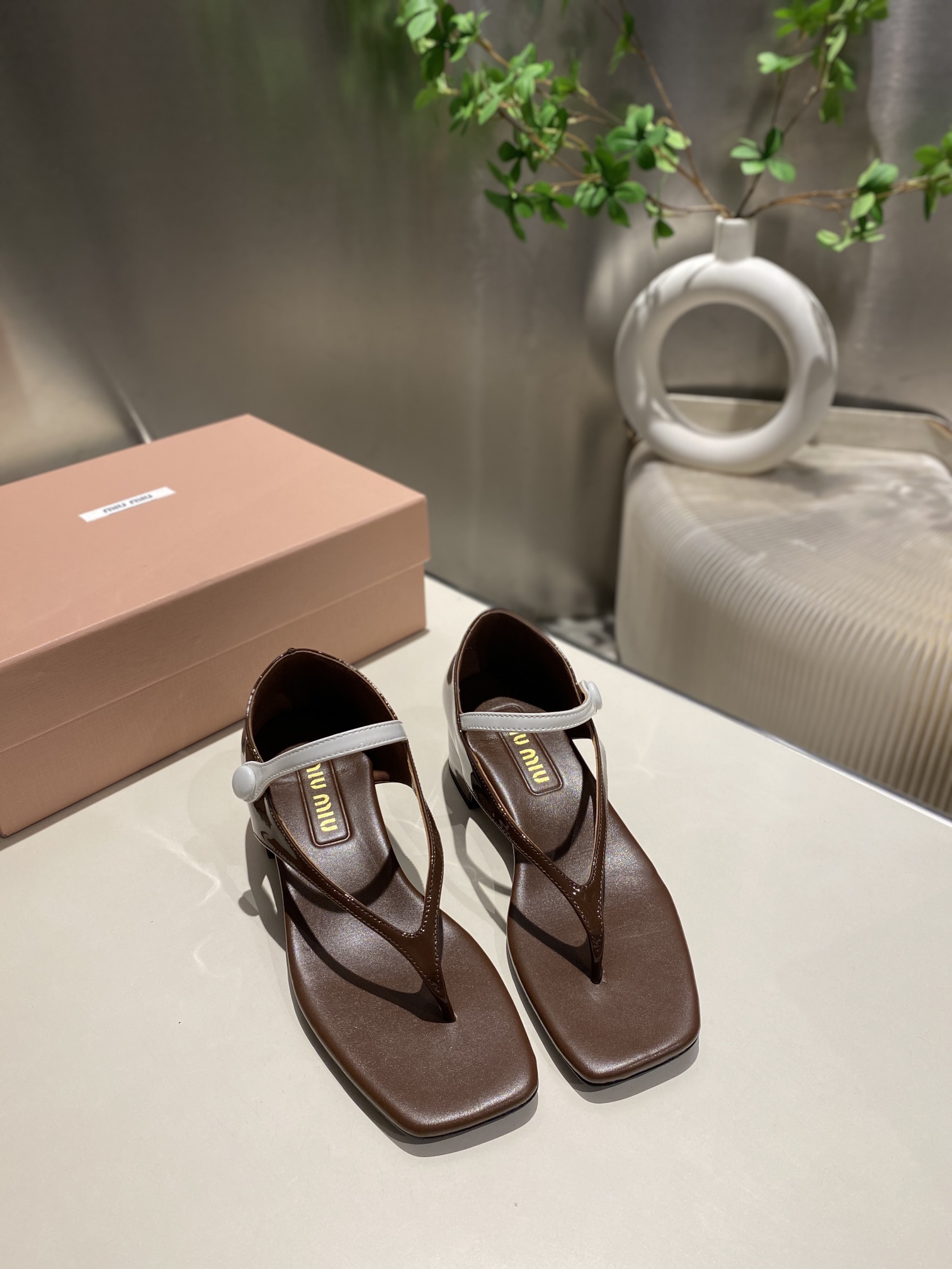 NO:236132,, 2025MIUIMIUI Spring and Summer New Thick Heel Clip-toed Sandals, It looks very good to wear on the feet, is very close to the legs, makes the legs look thinner, and the height-enhancing effect is very good!  It's even more amazing with the most popular ultra-long denim skirt this year. Heel height is 4.5CM. Imported beef patent leather upper. Sheepskin inner footbed. Italian imported leather sole. 34-41 (34 40 41 custom made without return or exchange), split-toed shoes, miumiu, sandals, skirts, sheepskin, Leather soles19860909,2025MIUIMIUI春夏新款粗跟夹趾凉鞋 上脚真的很好看格外的好穿,很贴腿 ,显腿细,增高效果很不错哦！搭配今年最流行的超长牛仔裙就更绝了 跟高4.5CM 进口牛漆皮鞋面 羊皮内里垫脚 意大利进口真皮大底 34-41（34 40 41订做不退换）,分趾鞋,miumiu,sandals,skirts,sheepskin,Leather soles,Women's Shoes