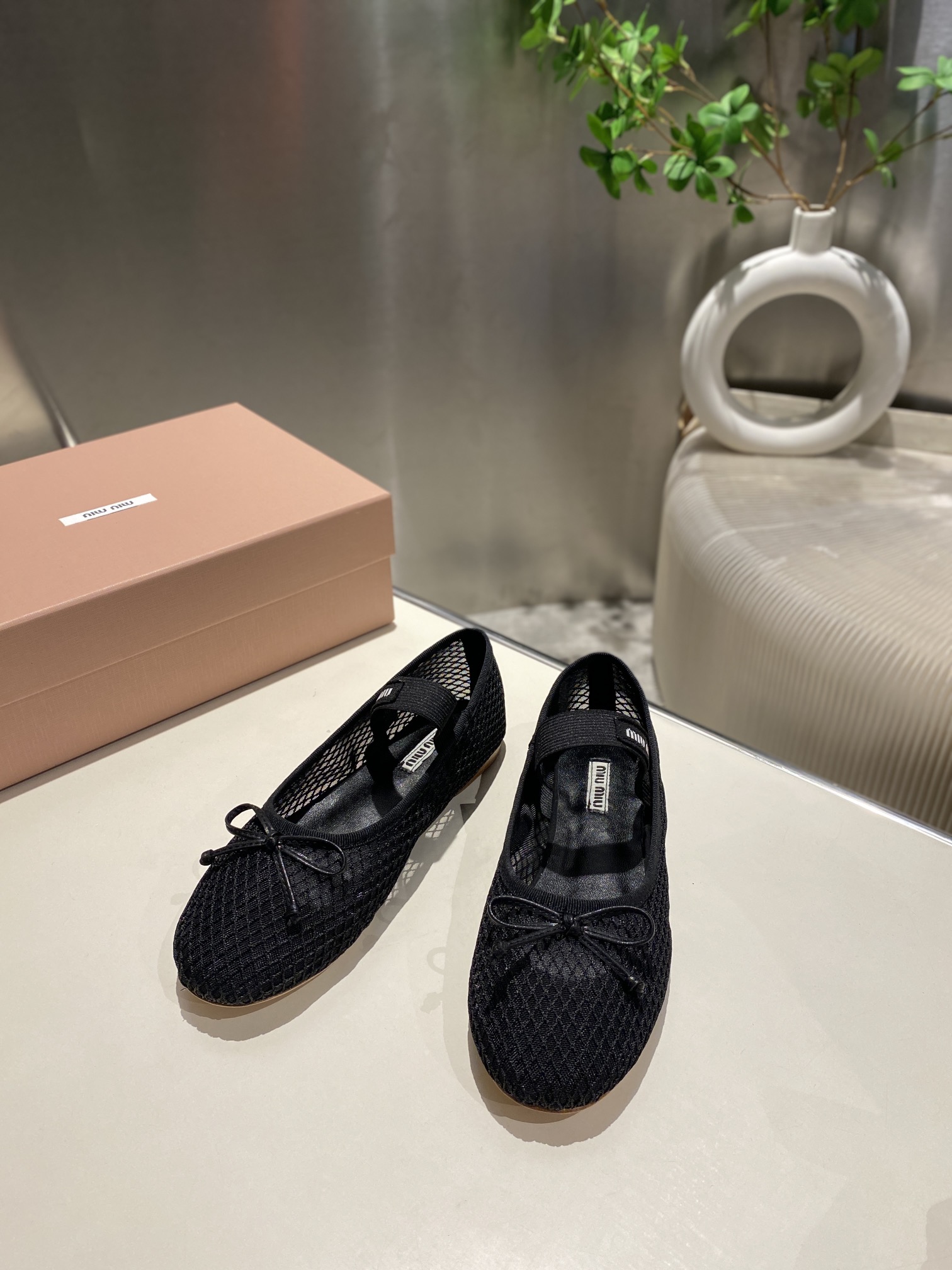 NO:236125,. Top quality Miu Miu 2025 spring and summer Mary Zhen hollow flat shoes Upper: imported mesh foot pad/lid: imported goatskin. Italian imported cowhide outsole Size: 35-39. (4 sizes 40 sizes customized), Mary Zhen, miumiu, mary jane, cowhide, sheepskin19860909.顶级品质 Miu Miu2025春夏玛丽珍镂空平底单鞋 鞋面:进口网面 垫脚/内里:进口山羊皮. 意大利进口牛皮大底 Size:35-39.（4码40码定做）,玛丽珍,miumiu,mary jane,cowhide,sheepskin,Women's Shoes