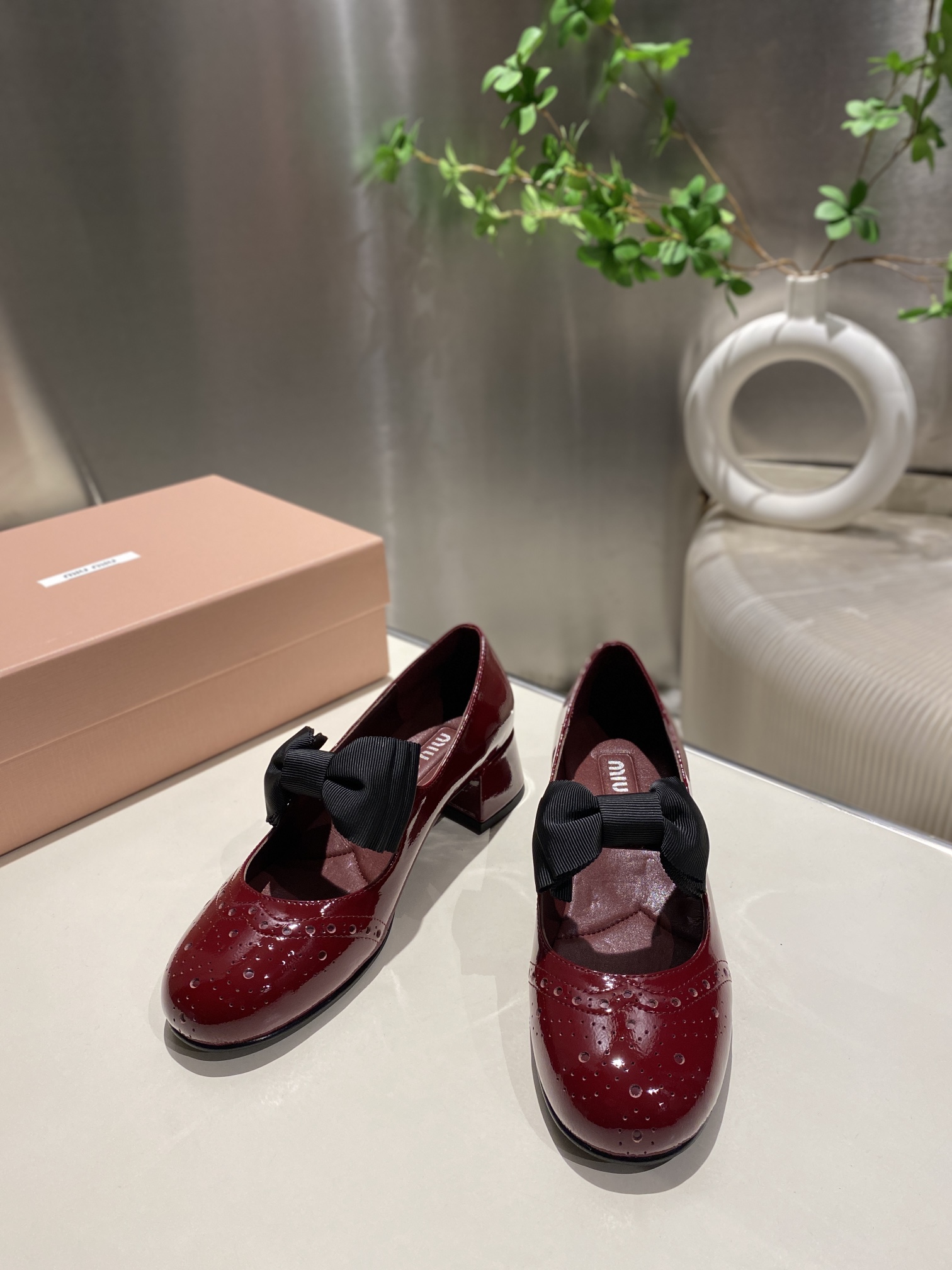 NO:238379,Miao Miao's new British style carved Mary Jane single shoes in early spring, well-behaved and age-reducing. It is also a college style with socks. It is so well-behaved. The upper is ox patent leather, the inner foot is sheepskin. Original open molded sole. Size 34-41 (customized for 34.40.41), Mary Jane, mary jane, sheepskin, socks19860909缪缪2025早春新款英伦风雕花玛丽珍单鞋, 乖巧减龄 配上袜子也是妥妥的学院风 上脚太乖了 鞋面牛漆皮,内里垫脚羊皮 原版开模大底 尺码34-41（34.40.41定做）,玛丽珍,mary jane,sheepskin,socks,Women's Shoes