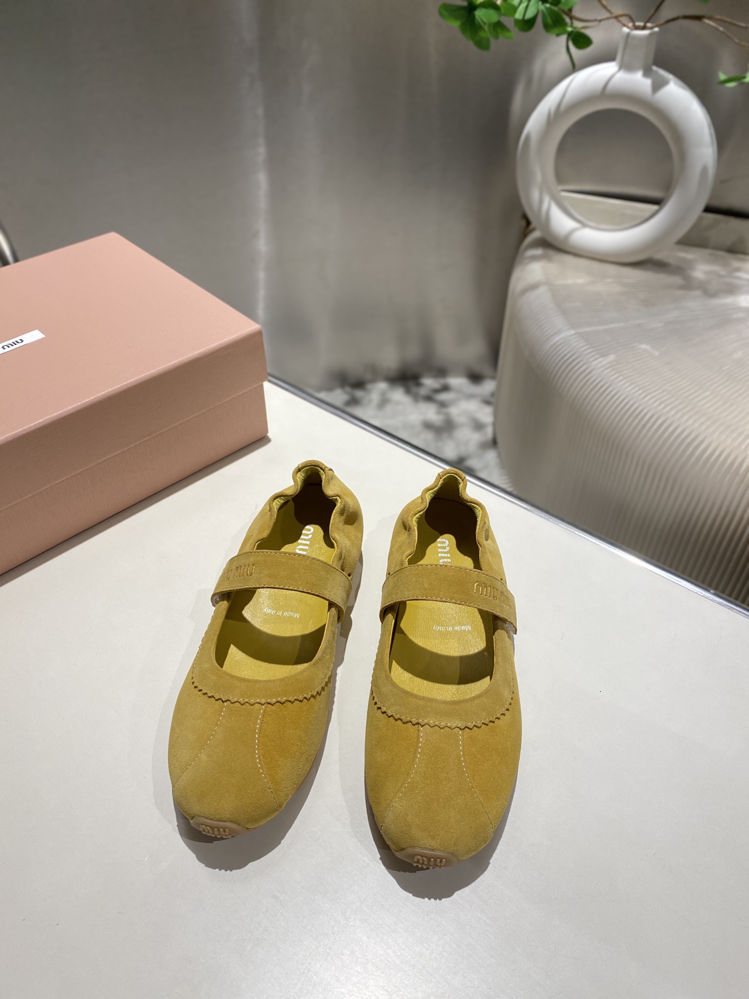 NO:238380,Early spring ballet single shoes This Velcro ballet flat shoes, Mary Jane's design buckle is made of Velcro, which is easy to put on and take off. It not only highlights its delicate differences, but also shows the exquisite details. Upper ox back velvet inner sheepskin inner sole rubber sole size 35-39 (40,41 customized without return or exchange), ballet shoes, mary jane, flats, sheepskin19860909早春款芭蕾舞单鞋 这款魔术贴芭蕾平底鞋,玛丽珍设计扣带采用魔术贴 易穿脱 不仅突显出其细腻差异,更展现了精致至极的细节 鞋面牛反绒 内里羊皮内里 鞋底橡胶鞋底 码数35-39（40,41定制不退换）,芭蕾舞鞋,mary jane,flats,sheepskin,Women's Shoes