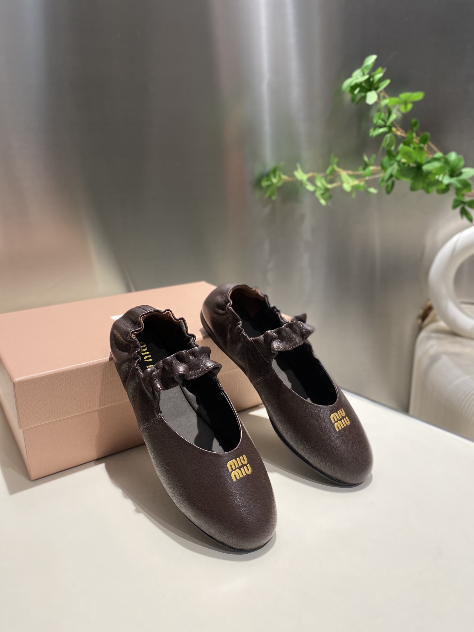 NO:236127,. Flat heel 4.5CM version, Miao Miao's new style of early spring show with 2025 Lazy Mary Jane ballet shoes. The official spring and summer show new style, fashionable and versatile, super versatile whether worn barefoot or with socks!  Original version one-to-one development, custom imported cowhide, inner sheepskin, sole counter, size 34-41 (34.4041 custom made, no return or exchange), Mary Jane, mary jane, cowhide, sheepskin, socks19860909.平底跟4.5CM两个版本,缪缪2025早春走秀新款一脚蹬懒人玛丽珍芭蕾舞鞋 官方春夏走秀新款,时髦百搭,无论光脚穿还是搭配袜子穿都超级百搭！原版一比一开发 鞋面定制进口牛皮 内里羊皮 鞋底专柜大底 码数34-41（34.4041订做不退换）,玛丽珍,mary jane,cowhide,sheepskin,socks,Women's Shoes