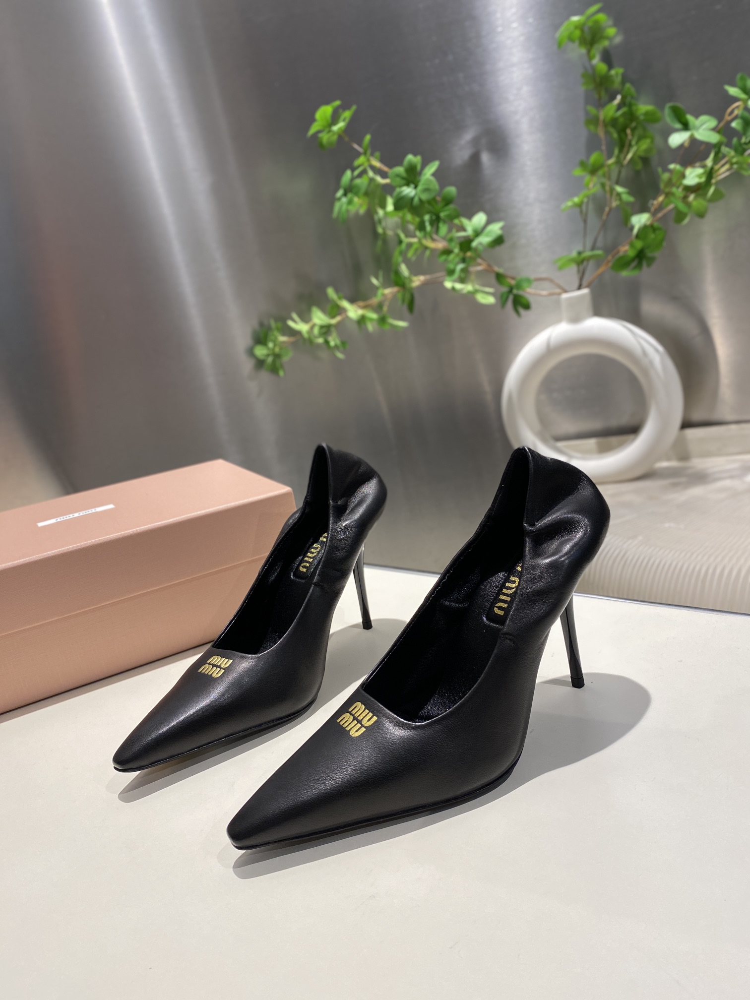 NO:236121,Miu Miu catwalk model 2025 spring and summer new high-heeled single shoes Internet celebrity catwalk model looks very good on the feet. 1:1 customization Fashion high-heeled women's shoes, very stretched leg lines, allowing beautiful ladies to easily control it. It is definitely a must-have item in spring and summer Material: fabric sheepskin, sheepskin, inner sheepskin Size 34-40 (34.40 custom made without return or exchange) Heel height 10.5cm, high heels, miumiu, high heels, sheepskin, sheep19860909Miu Miu走秀款 2025春夏新款高跟单鞋 网红走秀款上脚非常好看.1:1定制 时尚 高跟女鞋,很好的拉伸腿部线条,让爱美的小姐姐们都能轻松驾驭,绝对是春夏必备单品 材质 :面料羊皮,羊猄两个版本,内里羊皮 尺码34-40（34.40定做不退不换）跟高10.5cm,高跟鞋,miumiu,high heels,sheepskin,sheep,Women's Shoes