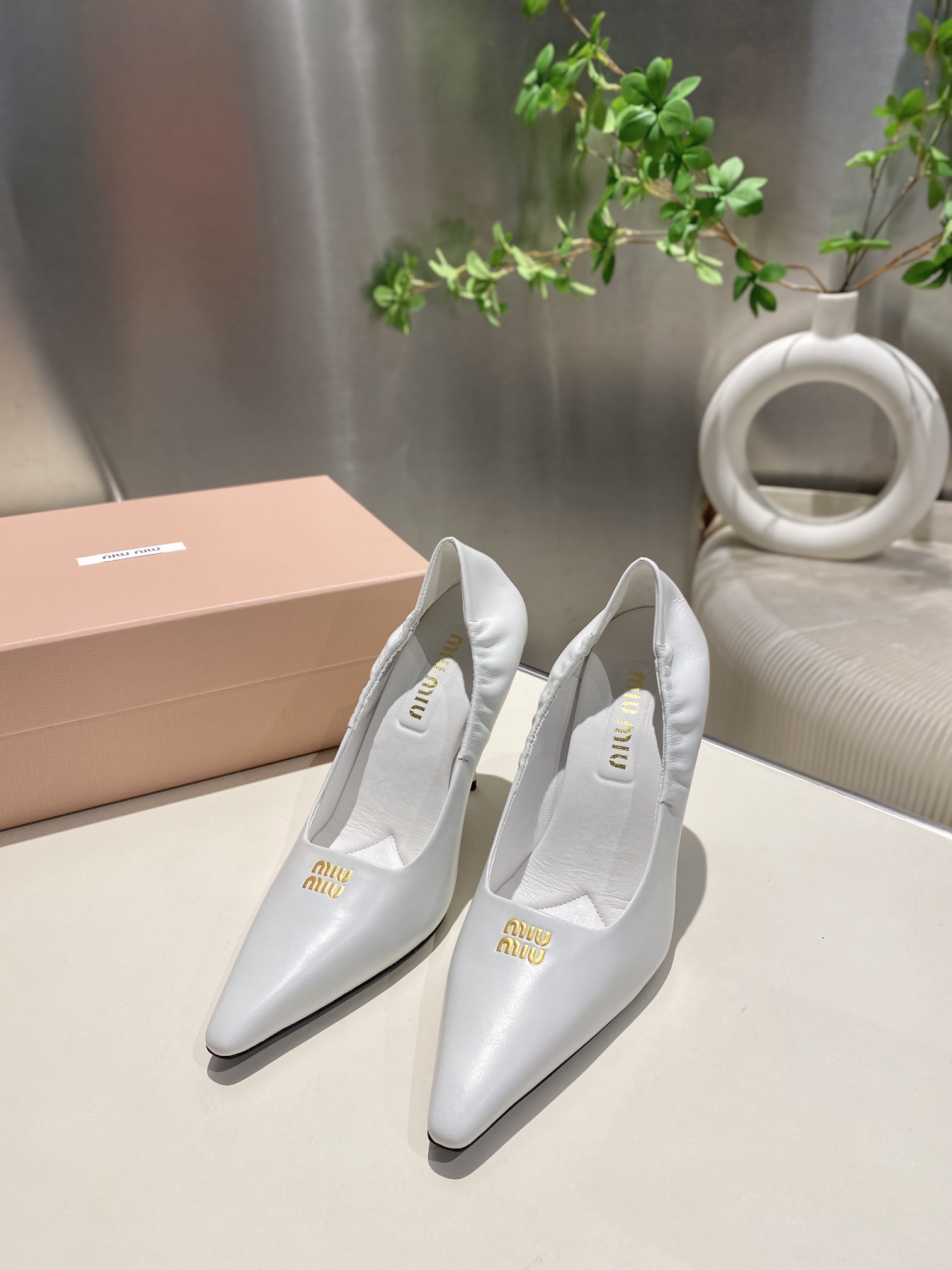 NO:236118,.Miu Miu catwalk model 2025 spring and summer new high-heeled single shoes The internet celebrity catwalk model looks very good on the feet. 1:1 customization, fashionable high-heeled women's shoes, very stretched leg lines, allowing beautiful ladies to easily control it. It is definitely a must-have item in spring and summer Material: fabric sheepskin, sheepskin, inner sheepskin Size 34-40 (34.40 custom made without return or exchange) Heel height 10.5cm, high heels, miumiu, high heels, sheepskin, sheep19860909.Miu Miu走秀款 2025春夏新款高跟单鞋 网红走秀款上脚非常好看.1:1定制 时尚 高跟女鞋,很好的拉伸腿部线条,让爱美的小姐姐们都能轻松驾驭,绝对是春夏必备单品 材质 :面料羊皮,羊猄两个版本,内里羊皮 尺码34-40（34.40定做不退不换）跟高10.5cm,高跟鞋,miumiu,high heels,sheepskin,sheep,Women's Shoes