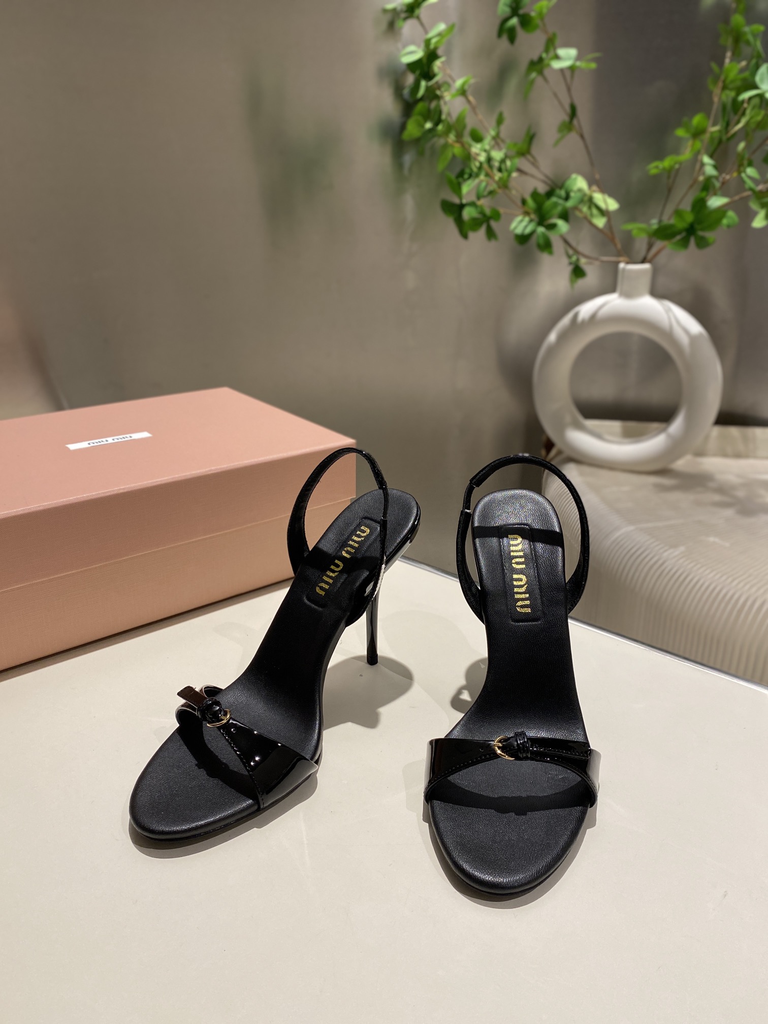 NO:236124,.Miu Miu catwalk model 2025 spring and summer new high heel strap sandals Internet celebrity catwalk model looks very good on the feet. 1:1 customization Fashion high heels women's shoes, very stretched leg lines, allowing beautiful ladies to easily control it. It is definitely a must-have item in spring and summer Material: fabric beef patent leather, inner sheepskin Size 34-41 (34.40.41 custom made without return or exchange) Heel height 10.5cm, high heels, miumiu, sandals, high heels, sheepskin19860909.Miu Miu走秀款 2025春夏新款高跟带子 凉鞋 网红走秀款上脚非常好看.1:1定制 时尚 高跟女鞋,很好的拉伸腿部线条,让爱美的小姐姐们都能轻松驾驭,绝对是春夏必备单品 材质 :面料牛漆皮,内里羊皮 尺码34-41（34.40.41定做不退不换）跟高10.5cm,高跟鞋,miumiu,sandals,high heels,sheepskin,Women's Shoes