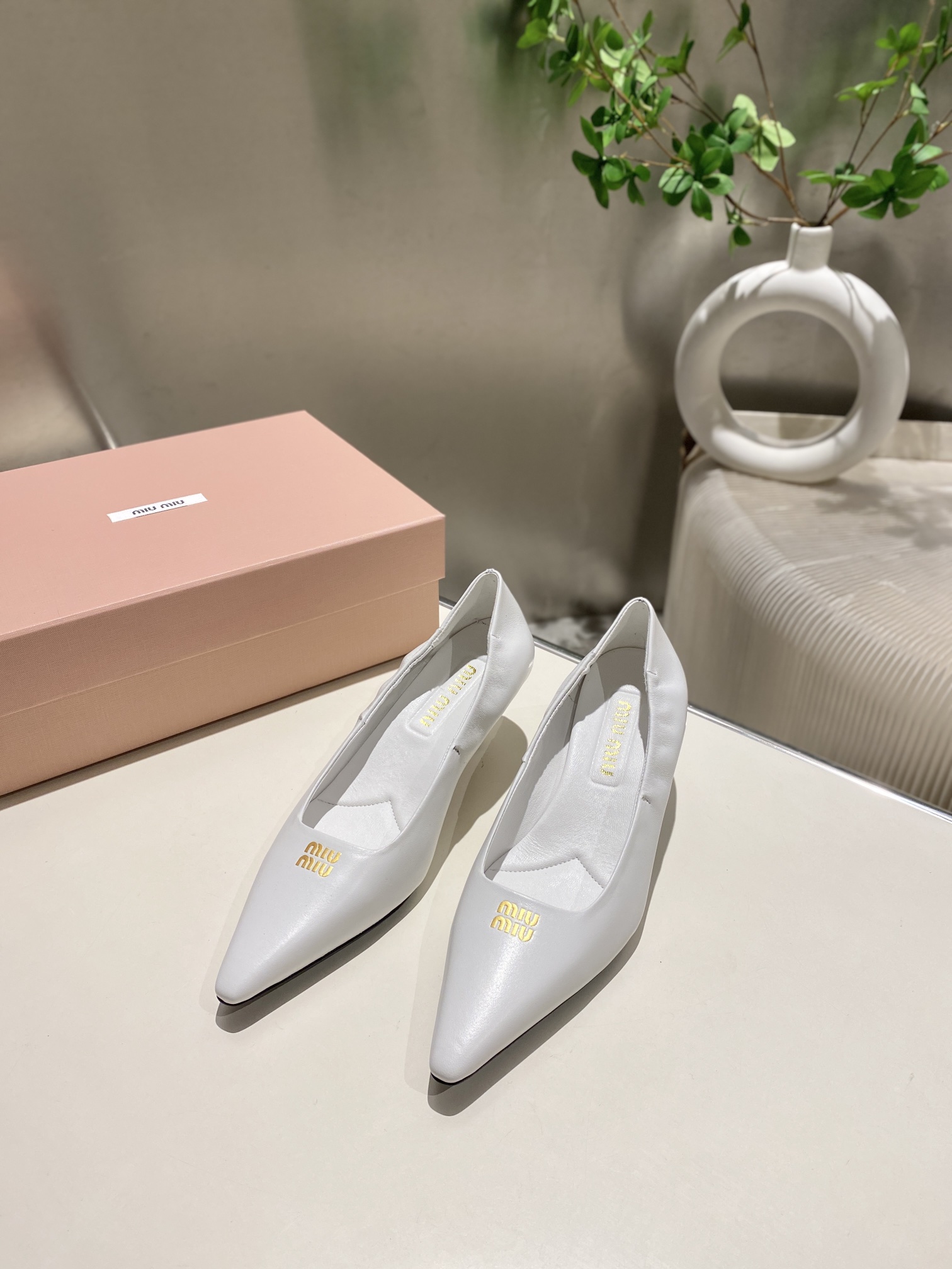 NO:238392,Miu Miu catwalk model 2025 spring and summer new high-heeled single shoes The internet celebrity catwalk model looks very good on the feet. 1:1 customization Fashion high-heeled women's shoes, very stretched leg lines, allowing beautiful ladies to easily control it. It is definitely a must-have item in spring and summer Material: fabric sheepskin, sheepskin, inner sheepskin Size 34-41 (34.40, 41 custom made without return or exchange) Heel height 5.5cm, single shoes, miumiu, sheepskin, sheep19860909Miu Miu走秀款 2025春夏新款高跟单鞋 网红走秀款上脚非常好看.1:1定制 时尚 高跟女鞋,很好的拉伸腿部线条,让爱美的小姐姐们都能轻松驾驭,绝对是春夏必备单品 材质 :面料羊皮,羊猄两个版本,内里羊皮 尺码34-41（34.40,41定做不退不换）跟高5.5cm,单鞋,miumiu,sheepskin,sheep,Women's Shoes