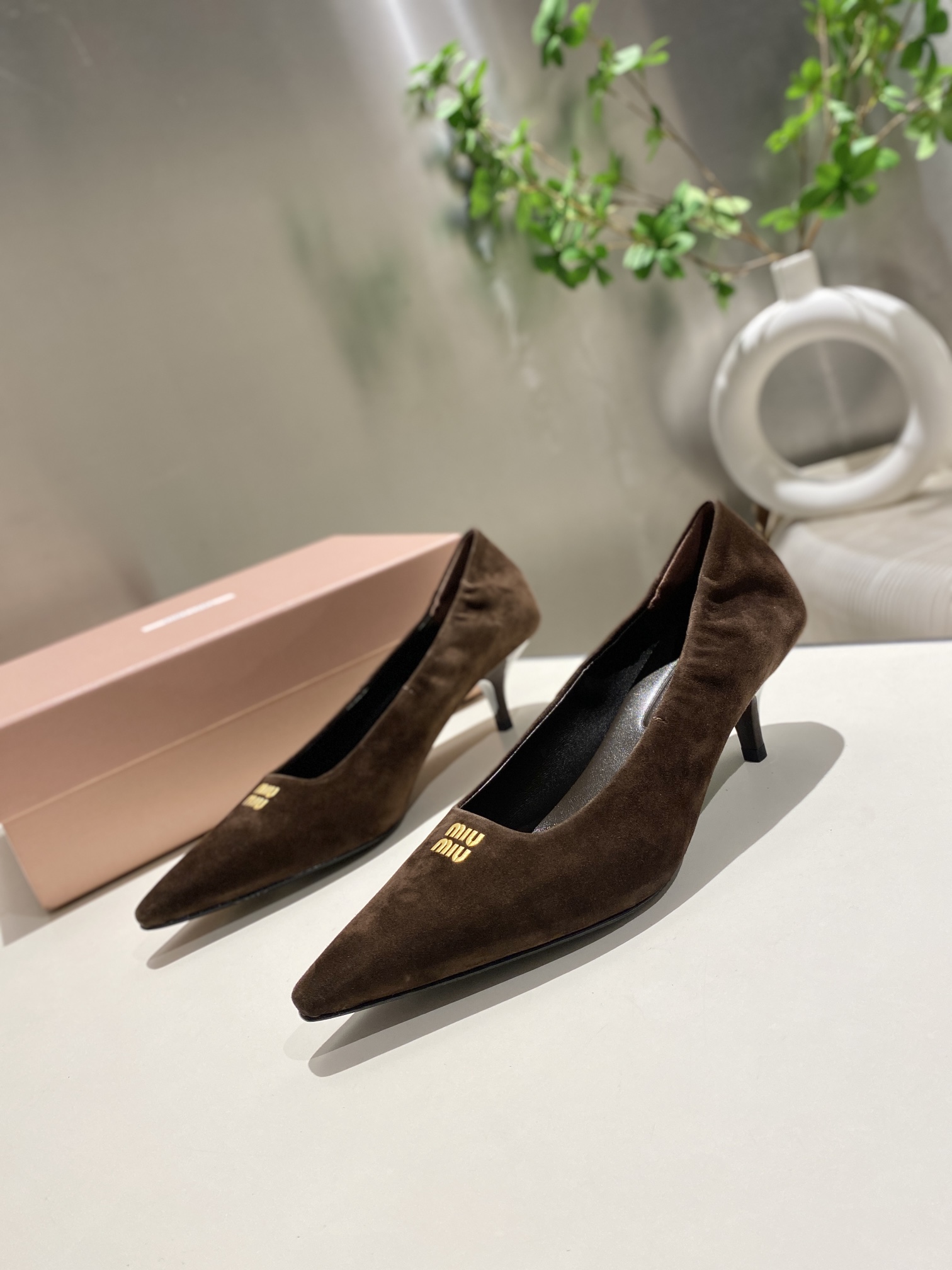 NO:236123,Miu Miu catwalk model 2025 spring and summer new high-heeled single shoes Internet celebrity catwalk model looks very good on the feet. 1:1 customization Fashion high-heeled women's shoes, very stretched leg lines, allowing beautiful ladies to easily control it. It is definitely a must-have item in spring and summer Material: fabric sheepskin, sheepskin, inner sheepskin Size 34-40 (34.40 custom made without return or exchange) Heel height 10.5cm, high heels, miumiu, high heels, sheepskin, sheep19860909Miu Miu走秀款 2025春夏新款高跟单鞋 网红走秀款上脚非常好看.1:1定制 时尚 高跟女鞋,很好的拉伸腿部线条,让爱美的小姐姐们都能轻松驾驭,绝对是春夏必备单品 材质 :面料羊皮,羊猄两个版本,内里羊皮 尺码34-40（34.40定做不退不换）跟高10.5cm,高跟鞋,miumiu,high heels,sheepskin,sheep,Women's Shoes