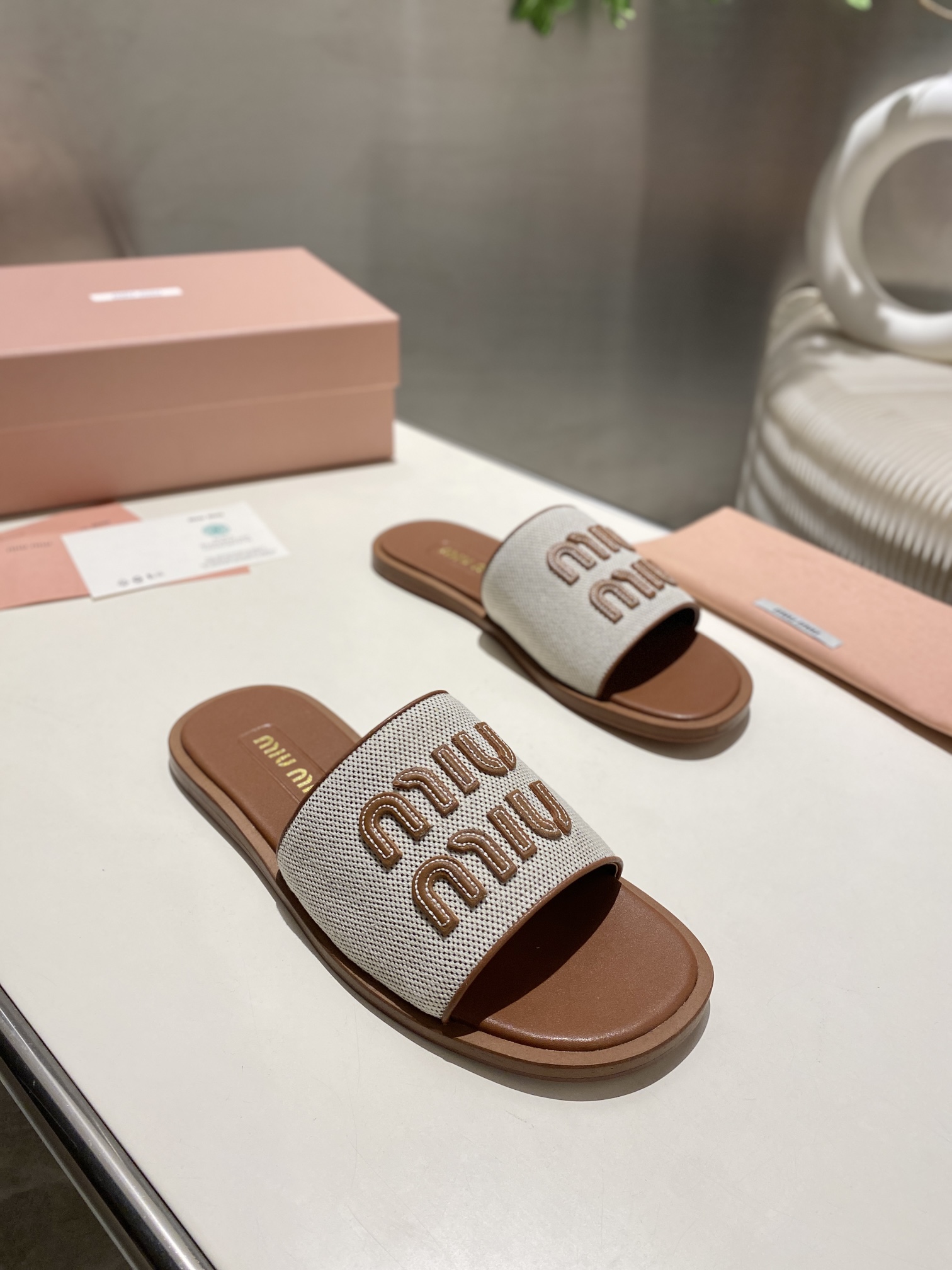 NO:236115,Single shoes.Miao Miao early spring style, upgraded craftsmanship to create fine products, classic and fashionable style. It is not so slim to the feet, and is more friendly to girls with high instep. The upper imported Italian leather fur, inner goatskin, outsole imported Italian leather soles, size 5-9 (4 size 40, 41 size custom made), slippers, slippers, sheepskin, Leather soles19860909单鞋.缪缪早春款,升级工艺打造精品,经典时尚款 对脚型没那么纤瘦,对高脚背的妹子更友好了鞋面进口意大利皮皮草,内里山羊皮,大底意大利进口真皮大底,码数5-9（4码40,41码定做）,拖鞋,slippers,sheepskin,Leather soles,Women's Shoes