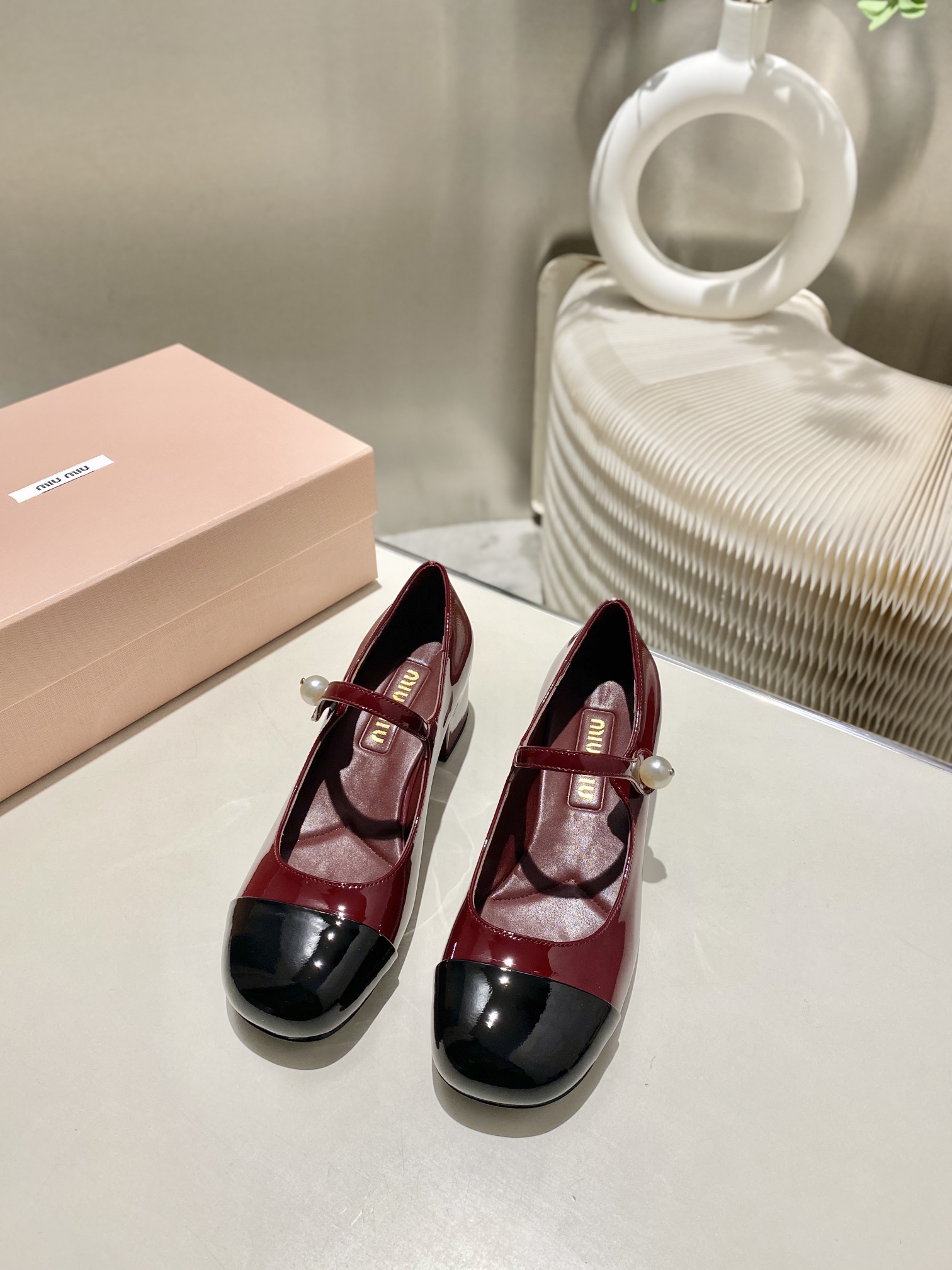 NO:238390,Top quality with heel height 4.5.cm. Miu Miu 2025 summer new style. New super beautiful chain decoration. Fashionable and ladylike temperament. Two-color splicing. There is also beautiful colors. Elastic elephant scarf on the outside. It is very convenient to put on the foot. Upper: imported original patent leather fabric. Foot pad/inner: imported goatskin. It is very convenient to put on the foot. Italian imported cowhide sole. Size: 35-39. (4 sizes 40, 41 sizes customized), Mary Jane, miumiu, mary jane, cowhide, sheepskin19860909跟高4.5.cm顶级品质 Miu Miu 2025夏季新款火爆款 全新超美链条装饰搭配 时尚淑女气质十足 双色拼接 又不乏美艳色彩外侧附带弹力象巾 上脚非常方便 鞋面:进口原版漆皮面料 垫脚/内里:进口山羊皮.上脚非常方便 意大利进口牛皮大底 Size:35-39.（4码40,41码定做）,玛丽珍,miumiu,mary jane,cowhide,sheepskin,Women's Shoes