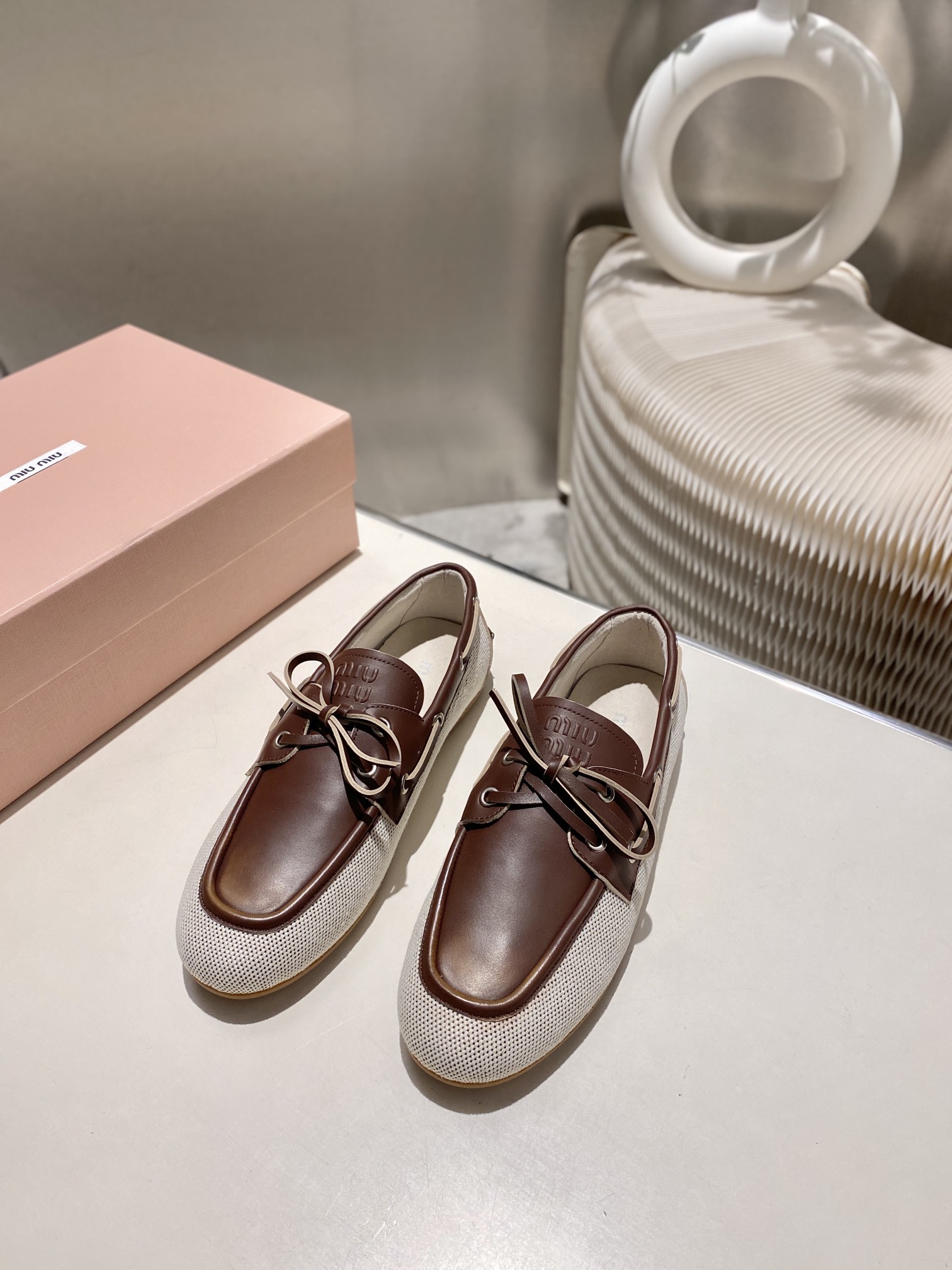 NO:236119,.Miao Miao 2025 color-tie corned flat beanie shoes, new style, .Retro leather shoes, loafers, beanie shoes, retro fashion, simple and high-end, casually matched, very comfortable to wear, must-have for the year!  Super heavy every pair is a unique polished color, original old cowhide upper, inner sheep, original outsole size 34-41 (customized by 34.40.41), bean shoes, loafers, cowhide19860909.缪缪2025擦色系带鸡眼平底豆豆鞋 走秀新款 .复古小皮鞋乐福鞋 豆豆鞋 复古时尚 简约高级 随意搭配 上脚非常舒适,年度必入款！超级重每一双都是独一无二的擦色 ,鞋面原版做旧牛皮 内里羊里 ,原版大底 34-41码（34.40.41定制）,豆豆鞋,loafers,cowhide,Women's Shoes