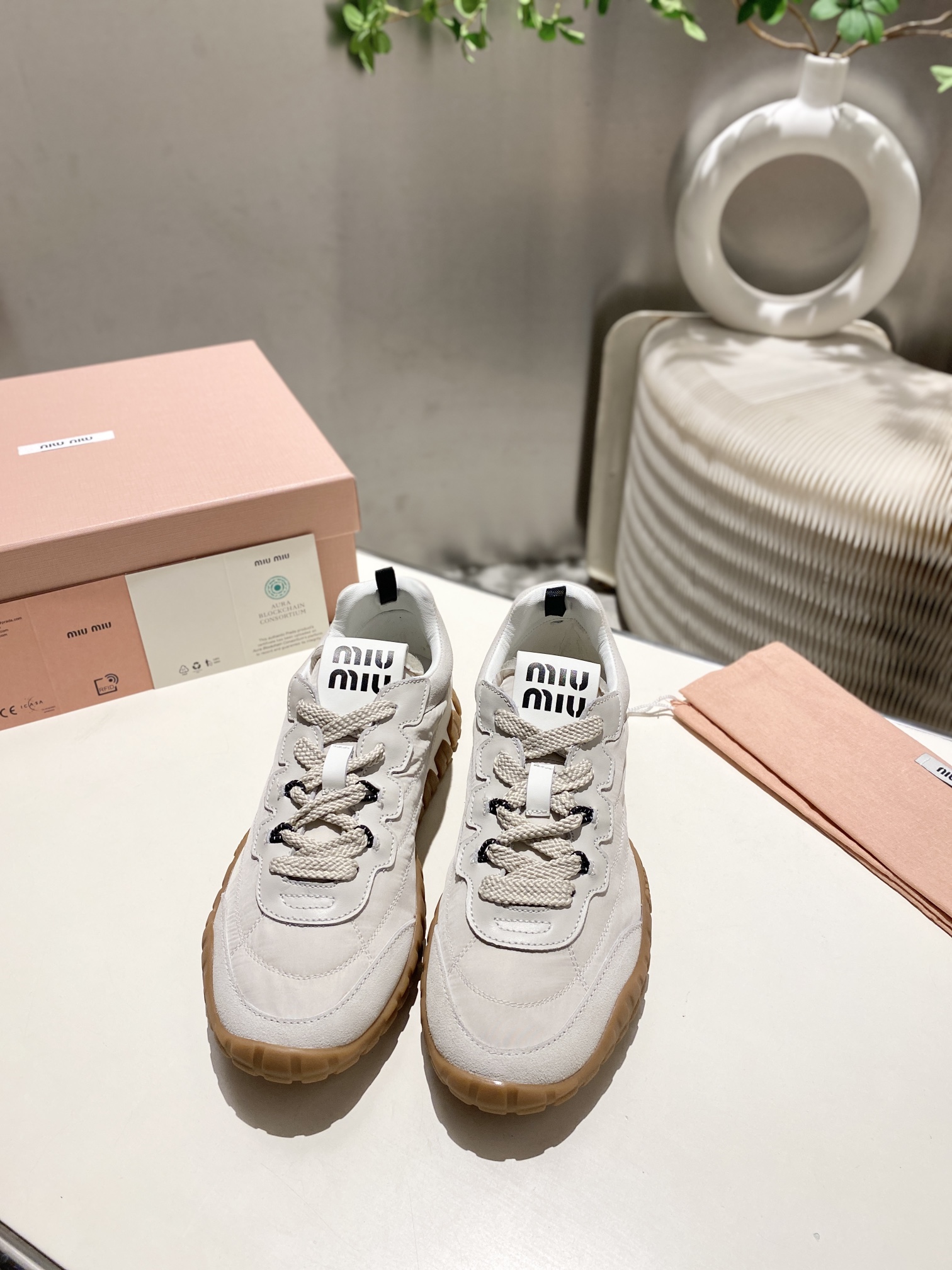 NO:236110,!  Miao Miao 2025 Forrest Gump casual shoes sneakers, new spring and summer style, avant-garde and bold design, recently popular avant-garde and bold design. Miu style is integrated into the simple lines of this thick-soled canvas sneaker, with a chic logo adorned on the tongue and back, embellished with retro, thick-soled design, bold and innovative avant-garde, comfortable and breathable on the feet, and the color is also very versatile. Number of 34-41 (34 41 customized), casual shoes/sneakers, miumiu, sneakers19860909！缪缪2025阿甘休闲鞋运动鞋 春夏新款 最近爆款前卫大胆的设计 .miu风格融于此款厚底帆布运动鞋的简约线条 ,别致徽标饰于鞋舌与背后,点缀复古 厚底设计 大胆创新前卫 上脚舒适透气 颜色也很百搭码数34-41 (34 41订做),休闲鞋/运动鞋,miumiu,sneakers,Women's Shoes