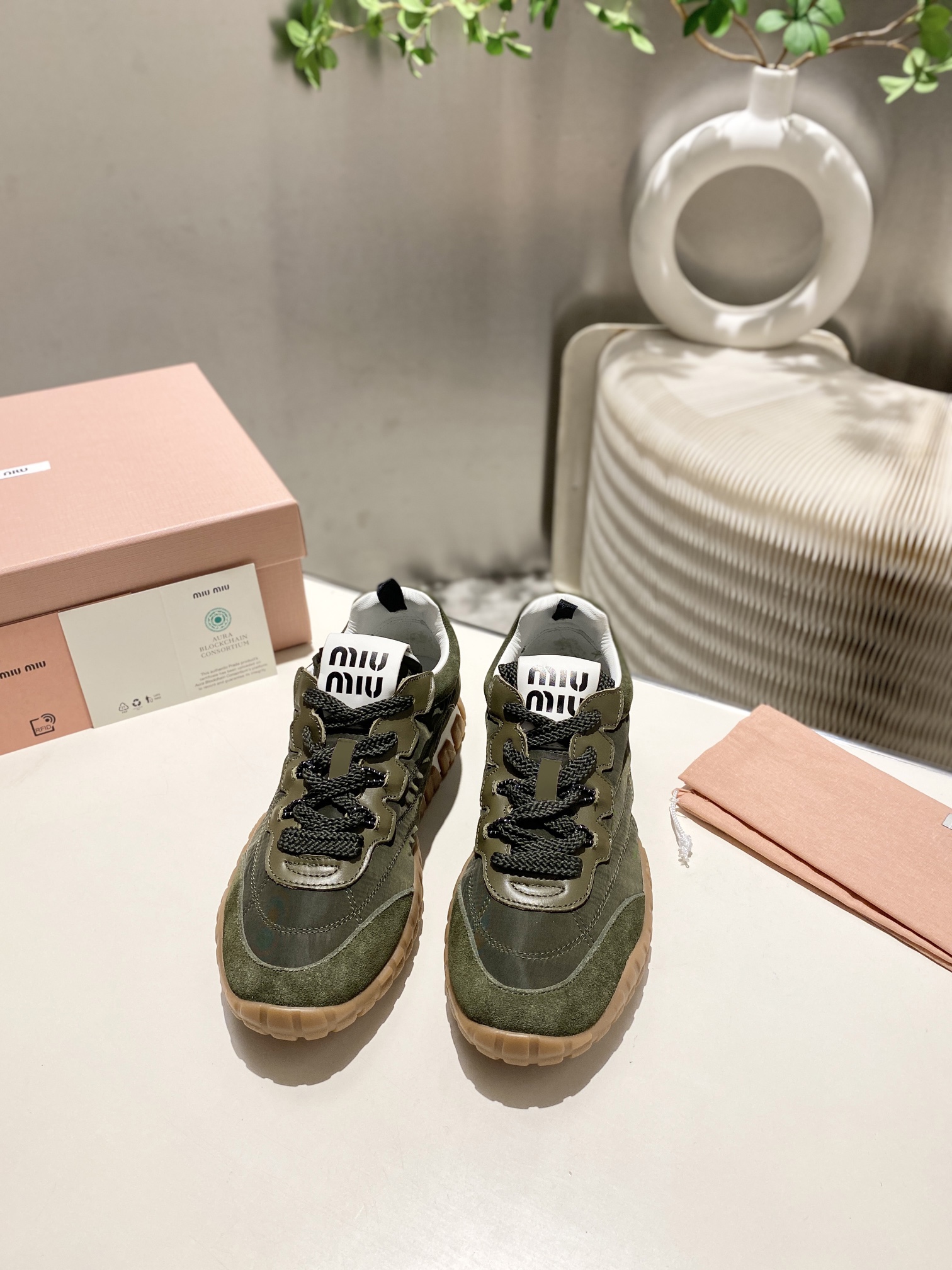 NO:238386,Miao Miao 2025 Forrest Gump casual shoes sneakers, new spring and summer style, avant-garde and bold design, recently popular avant-garde and bold design. Miu style is integrated into the simple lines of this thick-soled canvas sneaker, with a chic logo adorned on the tongue and back, embellished with retro, thick-soled design, bold and innovative avant-garde, comfortable and breathable on the feet, and the color is also very versatile. Number of 34-41 (34 41 customized), casual shoes/sneakers, miumiu, sneakers19860909缪缪2025阿甘休闲鞋运动鞋 春夏新款 最近爆款前卫大胆的设计 .miu风格融于此款厚底帆布运动鞋的简约线条 ,别致徽标饰于鞋舌与背后,点缀复古 厚底设计 大胆创新前卫 上脚舒适透气 颜色也很百搭码数34-41 (34 41订做),休闲鞋/运动鞋,miumiu,sneakers,Women's Shoes