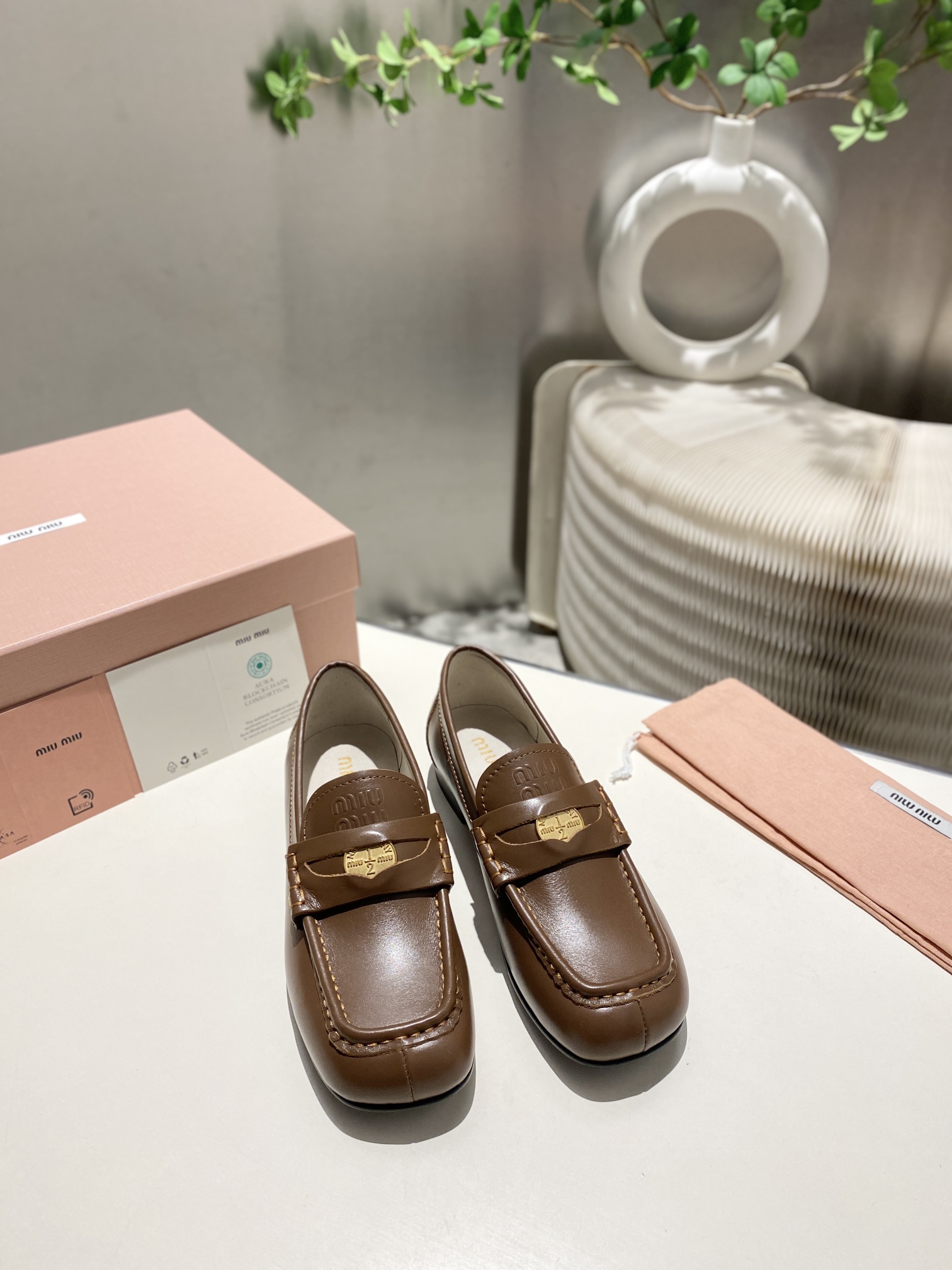 Miu Miu Dames Leren Penny Loafers - Elegante Schoenen voor Herfst en Winter