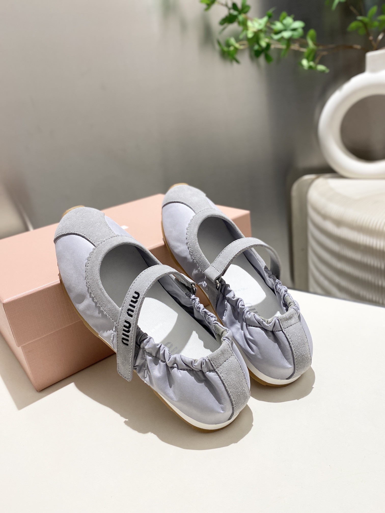 NO:238378,Early spring ballet single shoes This Velcro ballet flat shoes, Mary Jane's design buckle is made of Velcro, which is easy to put on and take off. It not only highlights its delicate differences, but also shows the exquisite details. The upper is ox-fleece, umbrella cloth, two materials splicing, inner lining, sheepskin, sole, rubber sole, size 35-39 (40,41 custom-made, non-return, replacement), ballet shoes, mary jane, flats, sheepskin, umbrellas19860909早春款芭蕾舞单鞋 这款魔术贴芭蕾平底鞋,玛丽珍设计扣带采用魔术贴 易穿脱 不仅突显出其细腻差异,更展现了精致至极的细节 鞋面牛反绒 雨伞布两种材料拼接 内里羊皮内里 鞋底橡胶鞋底 码数35-39（40,41定制不退换）,芭蕾舞鞋,mary jane,flats,sheepskin,umbrellas,Women's Shoes