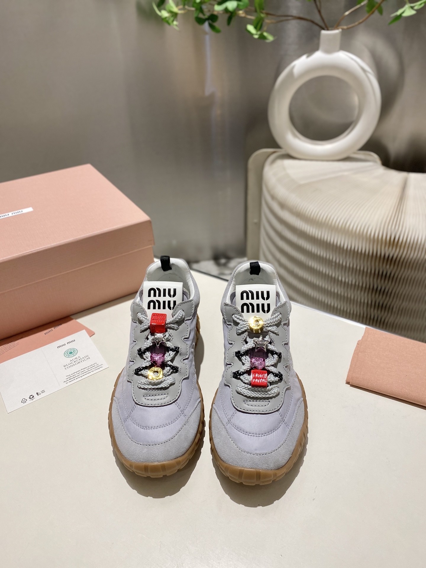 NO:238382,Buckled, unbuckled, Mumiu Aggam casual shoes, new spring and summer style, the latest popular avant-garde and bold design. Miu style is integrated into the simple lines of this thick-soled canvas sneaker, the chic logo is decorated on the tongue and back, embellished with retro, thick-soled design, bold and innovative avant-garde, comfortable and breathable on the feet, and the color is also very versatile. Number of 34-41 (34 41 customized), casual shoes/sneakers, miumiu, sneakers19860909带扣子不带扣子缪缪阿甘休闲鞋运动鞋 春夏新款 最近爆款前卫大胆的设计 .miu风格融于此款厚底帆布运动鞋的简约线条 ,别致徽标饰于鞋舌与背后,点缀复古 厚底设计 大胆创新前卫 上脚舒适透气 颜色也很百搭码数34-41 (34 41订做),休闲鞋/运动鞋,miumiu,sneakers,Women's Shoes