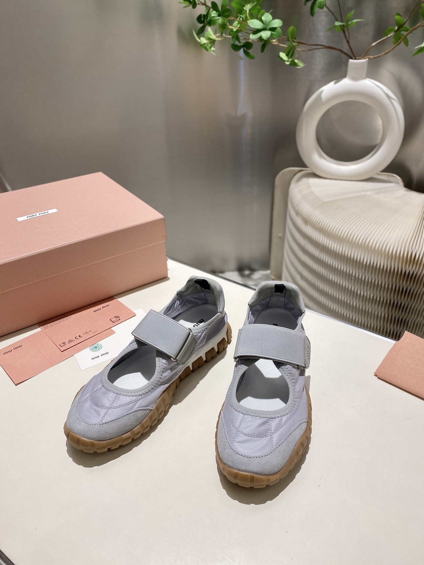 NO:238377,Miao Miao 2025 Forrest Gump casual shoes, new spring and summer style, avant-garde and bold design, recently popular avant-garde and bold design. Miu style is integrated into the simple lines of this thick-soled canvas sneaker, with a chic logo adorned on the tongue and back, embellished with retro, thick-soled design, bold and innovative avant-garde, comfortable and breathable on the feet, and the colors are also very versatile. Number of 35-41 (customized for 40.41), ballet shoes, miumiu, sneakers19860909缪缪2025阿甘休闲鞋运动鞋 春夏新款 最近爆款前卫大胆的设计 .miu风格融于此款厚底帆布运动鞋的简约线条 ,别致徽标饰于鞋舌与背后,点缀复古 厚底设计 大胆创新前卫 上脚舒适透气 颜色也很百搭码数35-41 (40.41订做),芭蕾舞鞋,miumiu,sneakers,Women's Shoes