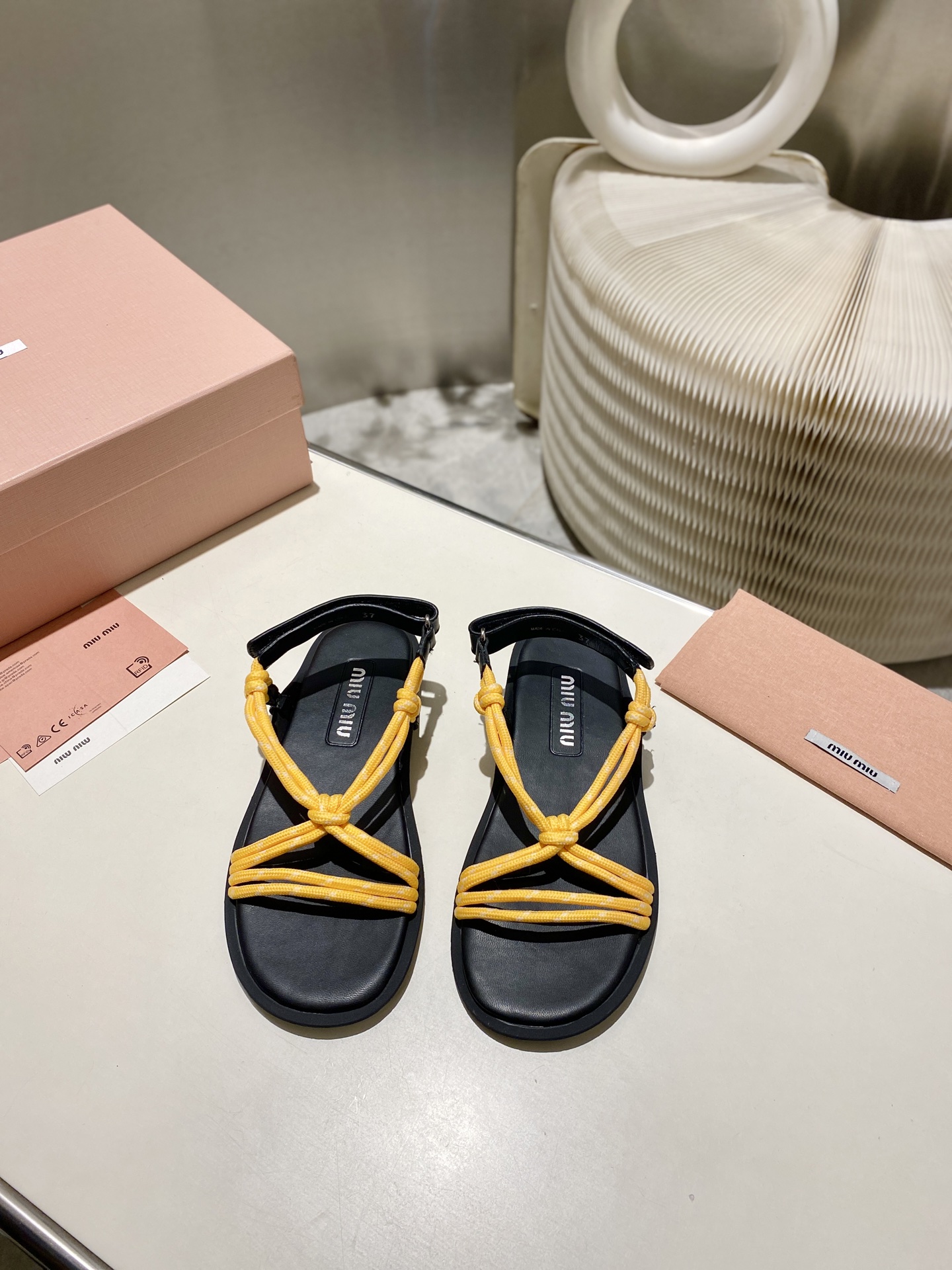 NO:263503,MiuMiu2025 summer new model, the world's hottest beach sandals, appeared on the covers of major fashion magazines, Xiaohongshu bloggers are recommending, and they will not regret it when they close their eyes and enter ZP develop shoe shapes and details are in place. Upper cowhide and diamond chain, cowhide and rope two boards. Inner inner sheepskin inner size 35-41 (40.41 no return or replacement), sandals, miumiu, sandals, cowhide, sheepskin19860909MiuMiu2025夏季新款,全球最火沙滩凉鞋, 出现在各大时装杂志封面·、小红书博主都在推荐、闭眼入都是不会后悔ZP开发鞋型、细节到位 鞋面牛皮加钻链,牛皮加绳子两个板面 内里羊皮内里 码数35-41（40.41不退不换）,凉鞋,miumiu,sandals,cowhide,sheepskin,Women's Shoes