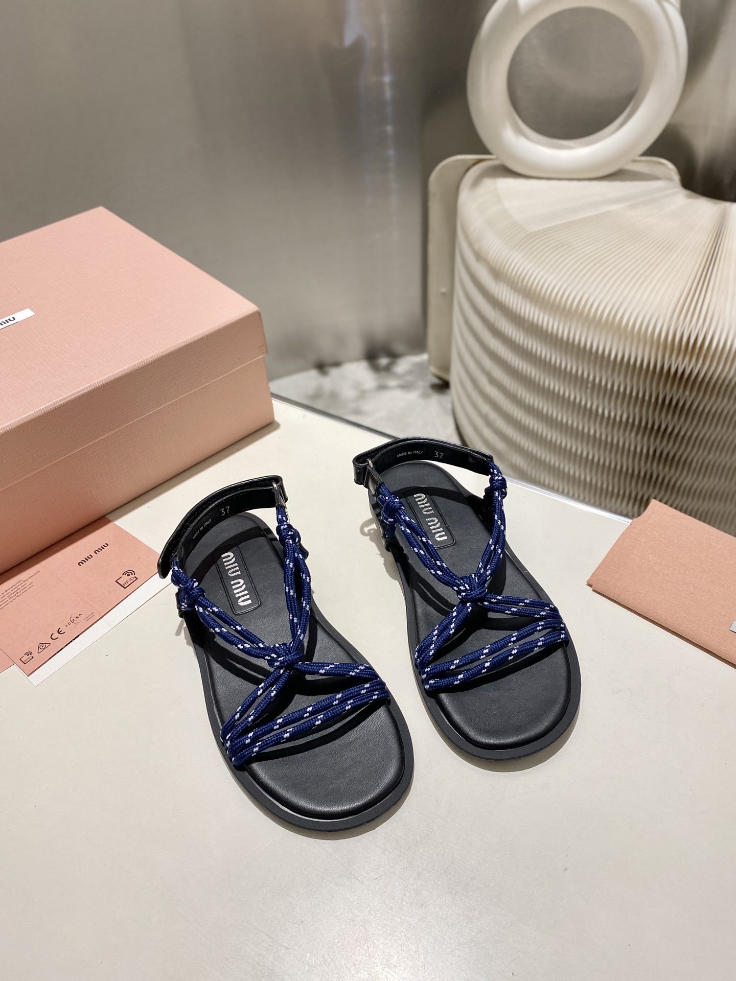 NO:263506,The original version is one-to-one replica MiuMiu2025 summer new model, the world's hottest beach sandals, appeared on the covers of major fashion magazines, Xiaohongshu bloggers are recommending it, and they will not regret it when they close their eyes. ZP develops shoe shape and details are in place. Upper cowhide and diamond chain, cowhide and rope two boards. Inner inner sheepskin inner size 35-41 (40.41 no return or replacement), sandals, miumiu, sandals, cowhide, sheepskin19860909原版一比一复刻 MiuMiu2025夏季新款,全球最火沙滩凉鞋, 出现在各大时装杂志封面·、小红书博主都在推荐、闭眼入都是不会后悔ZP开发鞋型、细节到位 鞋面牛皮加钻链,牛皮加绳子两个板面 内里羊皮内里 码数35-41（40.41不退不换）,凉鞋,miumiu,sandals,cowhide,sheepskin,Women's Shoes