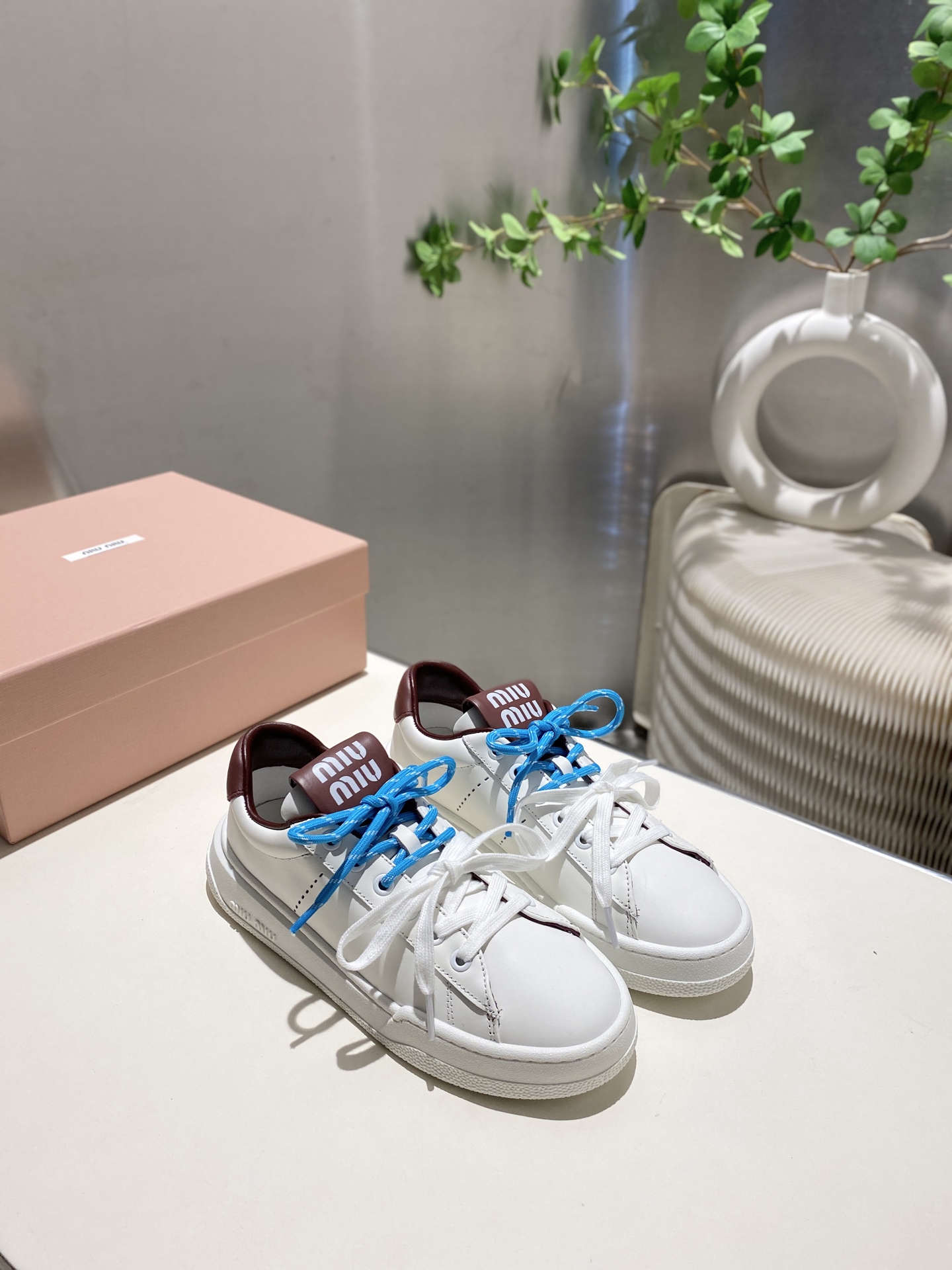 NO:265941,Full top, slippers. Miao Miao's new spring and summer style. Maomao casual white shoes are new. The official website mainly recommends. Simple grating design. Grade recognition tongue. Sunshine on the feet. Youthful, casual matching. Long skirts. Short skirts. Shorts. The casual series can all wear a unique style. The sole is super light IP foam sole, the inner layer of the ox. The fabric is replicated one by one. The old color polishing process. Number of 35-39 (34_40,41. No return or replacement). Casual shoes/sports shoes semi-travel, sneakers, slippers, skirts, shorts19860909满帮,拖鞋.缪缪春夏新款 毛毛休闲小白鞋上新,官网主推款 简约的格板设计 级具辨识度的鞋舌 上脚阳光 青春,随意搭配 长裙 短裙 短裤 休闲系列都能穿出与众不同的风格 ,大底超轻IP发泡底 ,内里头层牛里 .面料一比一复刻 做旧擦色工艺 码数35-39(34_40,41 不退不换),休闲鞋/运动鞋半拖,sneakers,slippers,skirts,shorts,Women's Shoes