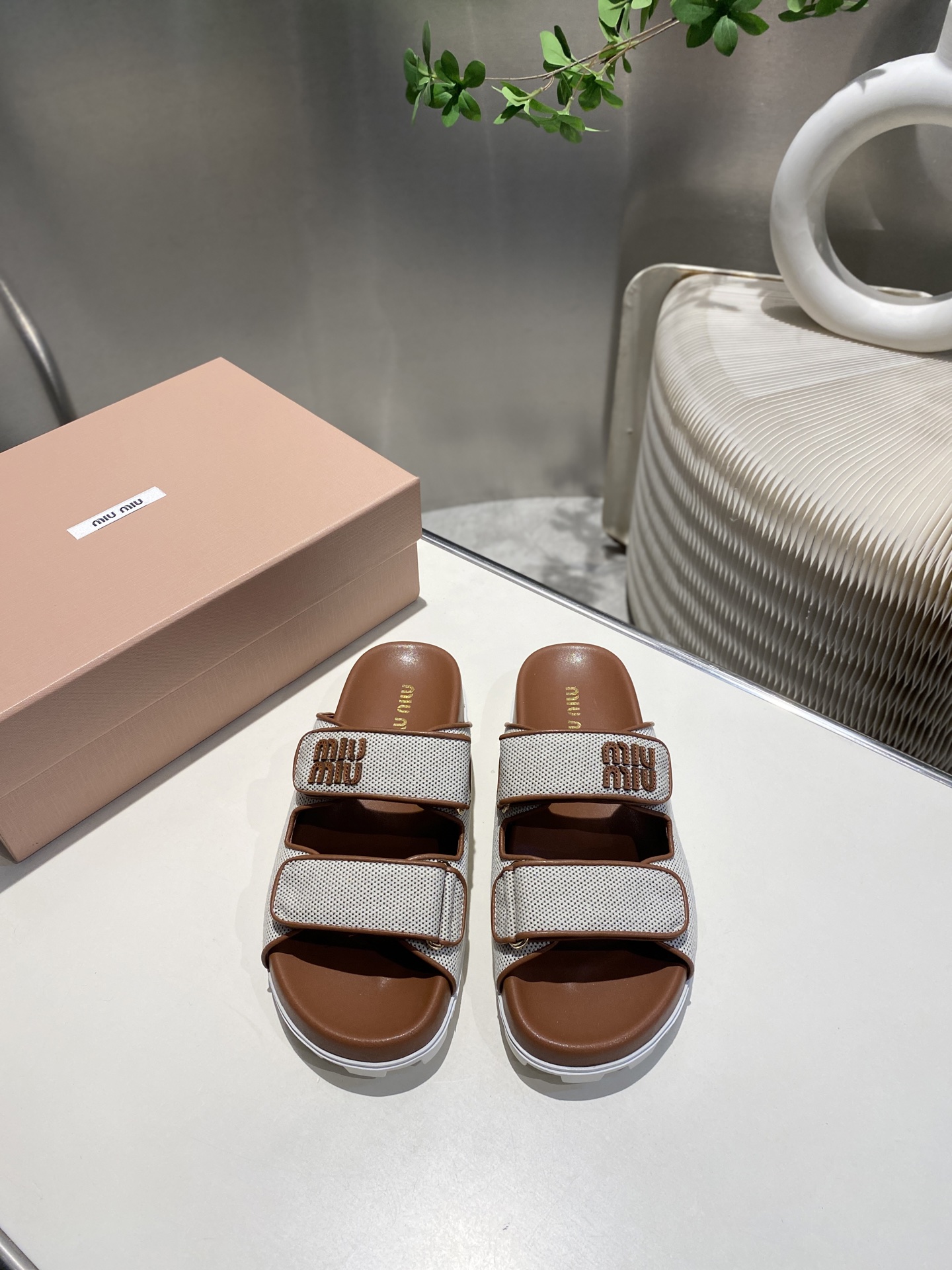 NO:265938,Miumiu early spring style small fragrance style flat-soled slippers, original board one-to-one development, instantly selling all versions of the market, European and American socialites, celebrities, internet celebrity girl, big love style, monochrome fluffy and soft, skin-friendly and soft, spring must-have, rich in fashion elements, upper appearance, plus MIUIMIUI letter buckle electric embroidery, full of noble sense, wear it, always show the feminine fashion charm, fashionable but not overly ostentatious, imported fabric cowhide, imported sheepskin, sole anti-slip rubber sole, color black/white/s size 35-41, semi-slippers, miumiu, slippers, cowhide, sheepskin19860909miumiu早春款小香风格平底拖鞋 原板一比一开发秒杀市场一切版本 欧美名媛 明星 网红girl 大爱款 ,单色蓬松柔软 亲肤柔软春季必备款 富有时尚元素,鞋面外表 加上MIUIMIUI字母扣电绣贵气感十足 穿上它总能展现女性时尚韵味 时尚却不过分张扬 面料进口牛皮 内里进口羊皮 鞋底防滑橡胶底 颜色黑/白/ s码数35-41,半拖拖鞋,miumiu,slippers,cowhide,sheepskin,Women's Shoes