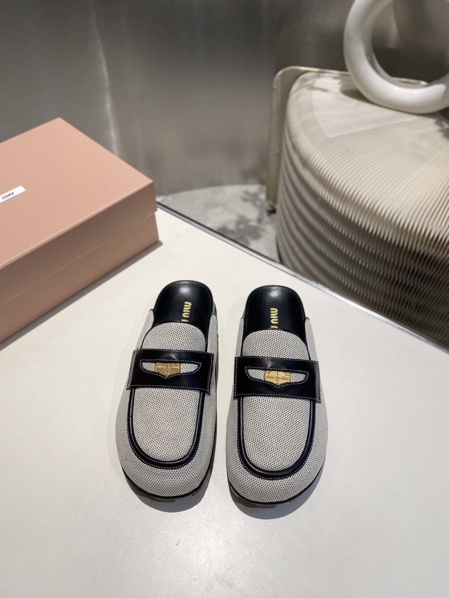 NO:265940,.Miao Miao's new thick-soled slippers in spring and summer, versatile and fashionable items, coin bag head flat-soled semi-torque, contrasting design style, color-blocking fabric matching, must-have for home or outside, autumn and winter, electric embroidered letter decoration. Original one-to-one open mold rubber sole Size35-40 (40 custom made without return or replacement), semi-soled slippers, slippers19860909.缪缪春夏新款厚底拖鞋 , 百搭时髦单品 钱币包头平底半拖 撞色设计风格 拼色面料搭配,不管居家还是外穿秋冬必备款 电绣字母装饰.原版一比一开模橡胶大底 Size35-40（40定做不退不换）,半拖拖鞋,slippers,Women's Shoes