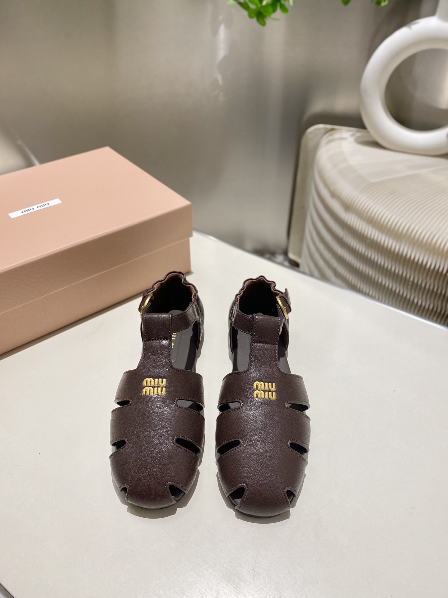 NO:263489,.Miao Miao early spring and summer Baotou Roman sandals. The official spring and summer show new style is fashionable and versatile. It is super versatile whether worn barefoot or with socks!  Original version one-to-one development, custom imported cowhide, inner sheepskin, sole counter, size 34-41 (34.4041 custom made, no return or exchange), sandals, sandals, cowhide, sheepskin, socks19860909.缪缪早春夏包头罗马凉鞋 官方春夏走秀新款,时髦百搭,无论光脚穿还是搭配袜子穿都超级百搭！原版一比一开发 鞋面定制进口牛皮 内里羊皮 鞋底专柜大底 码数34-41（34.4041订做不退换）,凉鞋,sandals,cowhide,sheepskin,socks,Women's Shoes