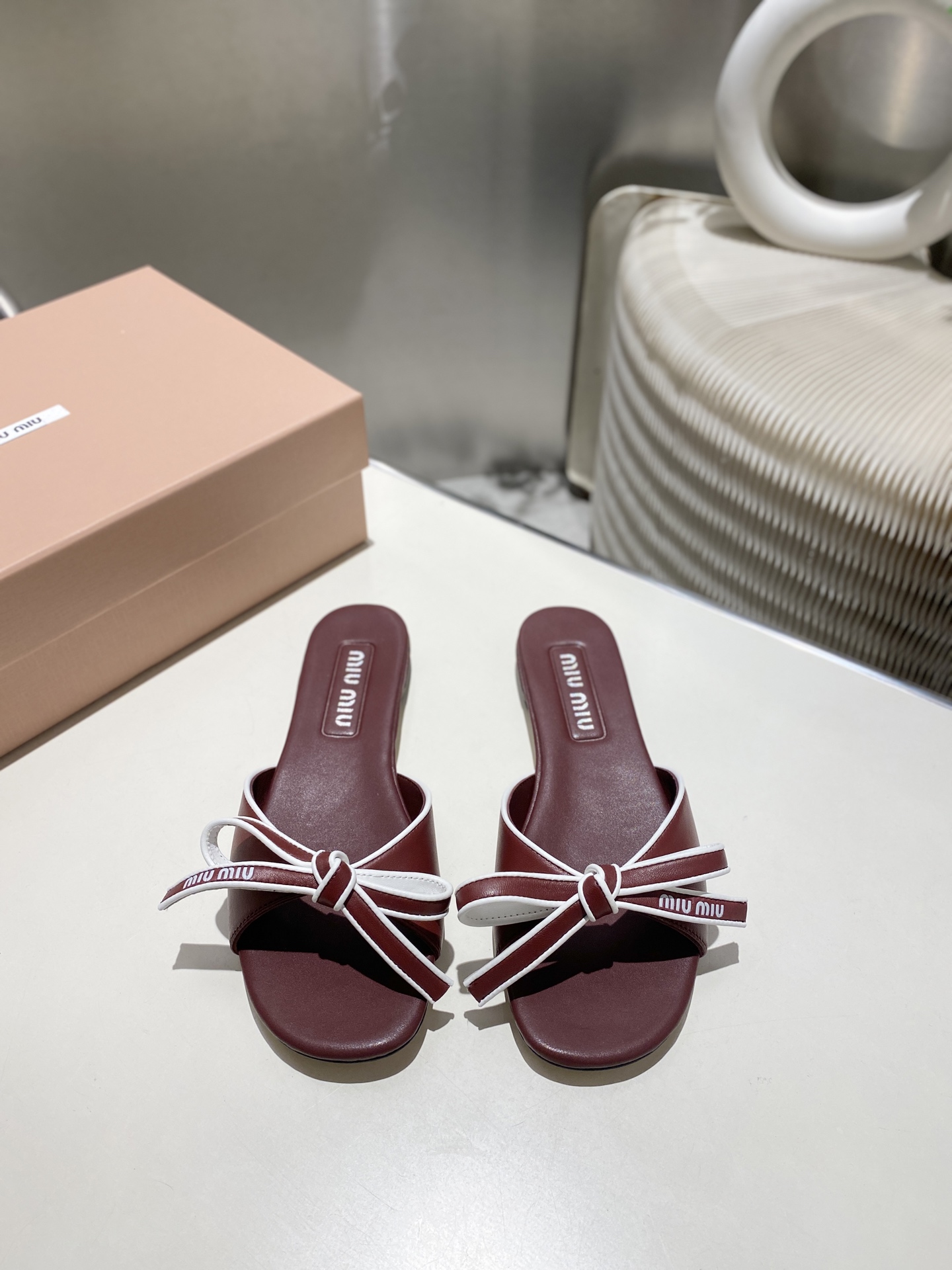 NO:263495,.miumiu2025 new sandal series fashionable and fashionable, summer cool standard, fabric material . Sheepskin   bow elements matching, footbed sheepskin imported from Italy Size: 34-40 (34-40 custom made without return or exchange) Heel height 2.5CM, slippers, miumiu, sandals, slippers, sheepskin, Leather soles19860909.miumiu2025新款凉鞋系列时尚洋气 夏日清凉标配,面料材质 .羊皮 蝴蝶结元素搭配,垫脚羊皮里 意大利进口真皮大底 码数: 34-40（34-40定做不退不换）跟高2.5CM,拖鞋,miumiu,sandals,slippers,sheepskin,Leather soles,Women's Shoes