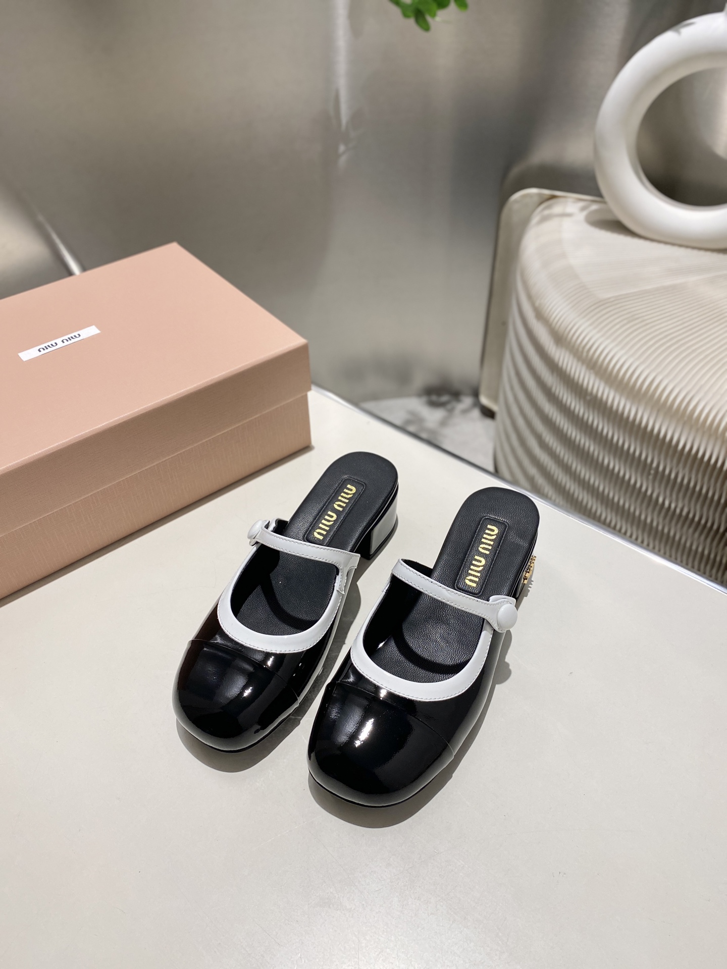 NO:263510,.Miao Miao's new spring and summer Mary Zhen semi-slippers. The color-blocking design is not ostentatious, and the foot is indeed more amazing~ and the height is very suitable for me. It is not tired of wearing it. The upper imported patent leather, the inner water dyed sheepskin, the sole Italian leather outsole. Size 34-41 (34.40 41 Customized and non-returned) Heel height: 4.5cm, semi-torque, mary jane, slippers, sheepskin, Leather soles19860909.缪缪春夏新款玛丽珍半拖鞋 拼色的设计个性不张扬,上脚果然更惊艳~而且高度也太适合我了. 穿着不累脚. 鞋面进口漆皮 内里水染羊皮 大底意大利真皮大底. 码数34-41（34.40 41 定制不退换） 跟高: 4.5cm,半拖,mary jane,slippers,sheepskin,Leather soles,Women's Shoes