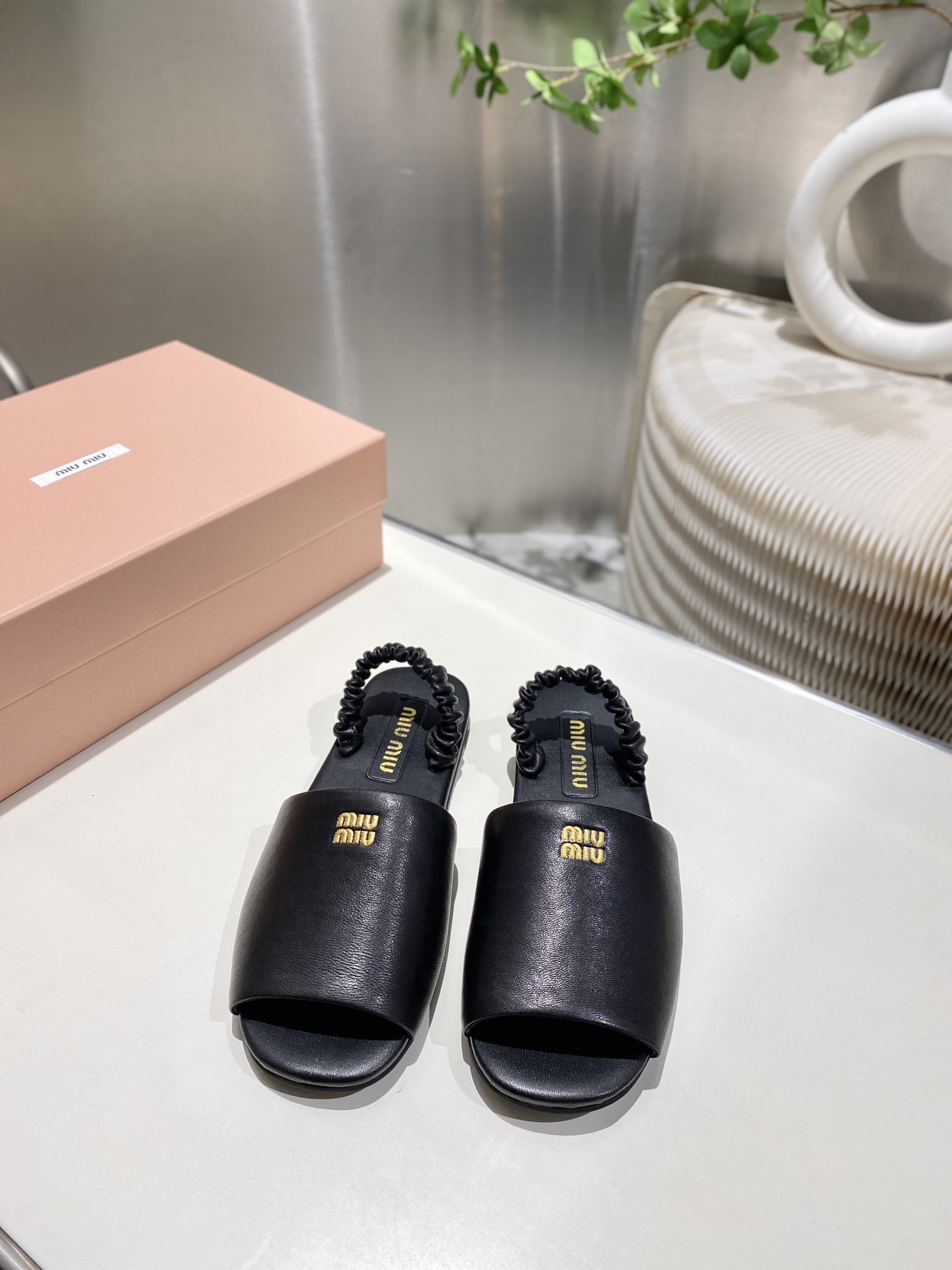 NO:263508,.Miao Miao's new style of early spring show, one-foot-punched lazy slippers. The official spring and summer show is new, fashionable and versatile, and it is super versatile whether worn barefoot or with socks!  Original version one-to-one development, custom imported cowhide, inner sheepskin, sole counter, size 34-41 (34.4041 custom made, no return or exchange), slippers, slippers, cowhide, sheepskin, socks19860909.缪缪早春走秀新款一脚蹬懒人拖鞋 官方春夏走秀新款,时髦百搭,无论光脚穿还是搭配袜子穿都超级百搭！原版一比一开发 鞋面定制进口牛皮 内里羊皮 鞋底专柜大底 码数34-41（34.4041订做不退换）,拖鞋,slippers,cowhide,sheepskin,socks,Women's Shoes