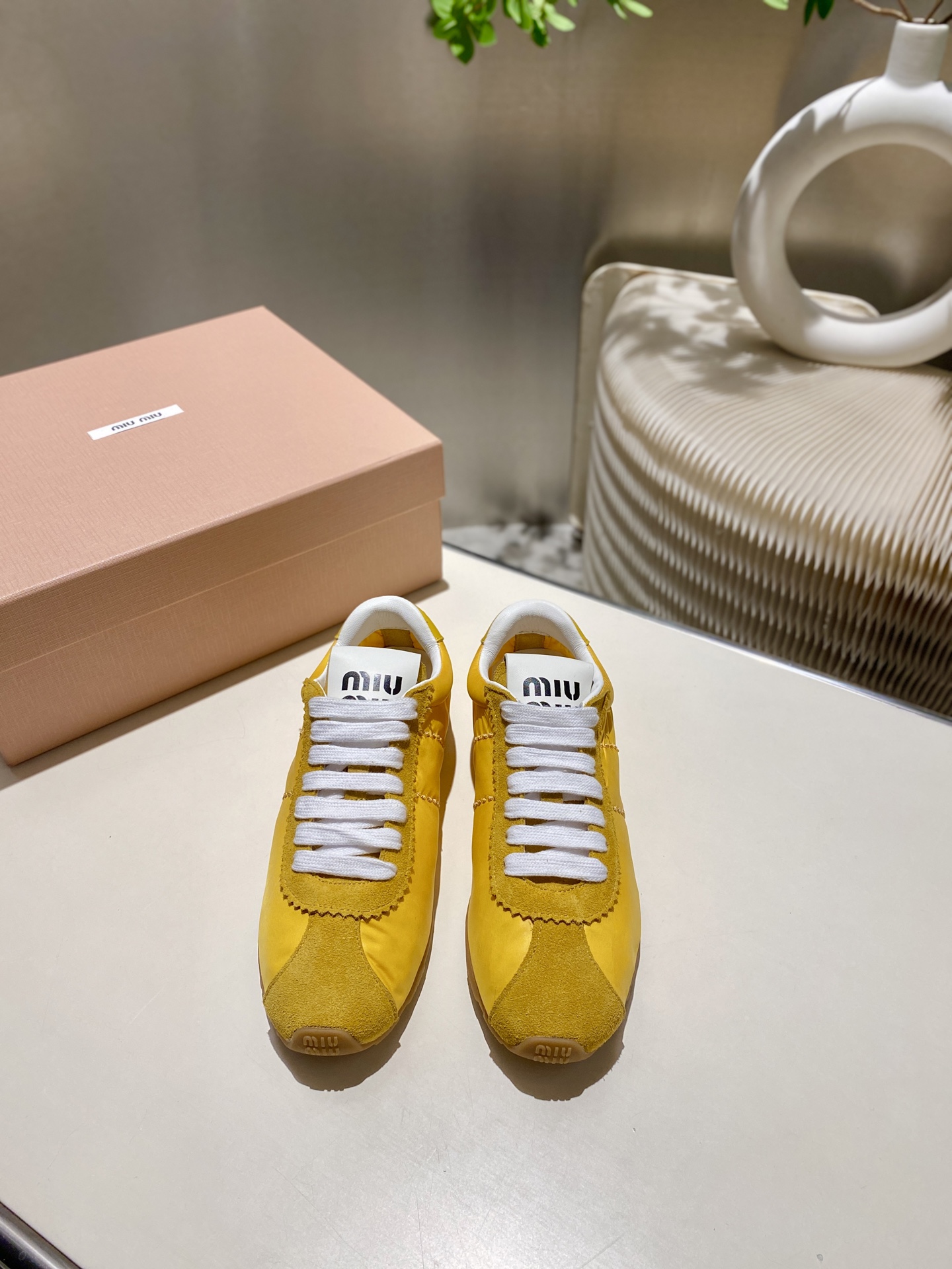 NO:265936,.Mu Miu Aggam casual shoes sneakers, new spring and summer style, avant-garde and bold design, recently popular avant-garde and bold design. Miu style is integrated into the simple lines of this thick-soled canvas sneaker, with a chic logo adorned on the tongue and back, embellished with retro, thick-soled design, bold and innovative avant-garde, comfortable and breathable on the feet, and the color is also very versatile. Number of 34-41 (34 41 customized), casual shoes/sneakers, miumiu, sneakers19860909.缪缪阿甘休闲鞋运动鞋 春夏新款 最近爆款前卫大胆的设计 .miu风格融于此款厚底帆布运动鞋的简约线条 ,别致徽标饰于鞋舌与背后,点缀复古 厚底设计 大胆创新前卫 上脚舒适透气 颜色也很百搭码数34-41 (34 41订做),休闲鞋/运动鞋,miumiu,sneakers,Women's Shoes