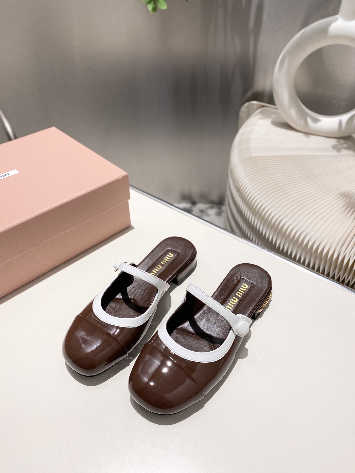 NO:265931,.Miao Miao's new spring and summer Mary Zhen semi-slippers. The color-blocking design is not ostentatious, and the foot is indeed more amazing~ and the height is very suitable for me. It is not tired of wearing it. The upper imported patent leather, the inner water dyed sheepskin, the sole Italian leather outsole. Size 34-41 (34.40 41 Customized and non-returned) Heel height: 2.5cm, 4.5cm two heel height, semi-torque, mary jane, slippers, sheepskin, Leather soles19860909.缪缪春夏新款玛丽珍半拖鞋 拼色的设计个性不张扬,上脚果然更惊艳~而且高度也太适合我了. 穿着不累脚. 鞋面进口漆皮 内里水染羊皮 大底意大利真皮大底. 码数34-41（34.40 41 定制不退换） 跟高: 2.5cm,4.5cm两个跟高,半拖,mary jane,slippers,sheepskin,Leather soles,Women's Shoes