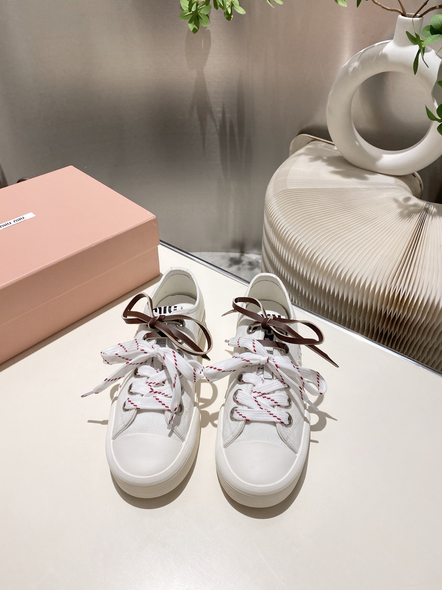 NO:265925,.Spring and summer catwalk miuimiui ring cloth shoes, simple partition design, highly recognizable tongue, super sunny and youthful on the feet, everything looks good, imported silk inside sheepskin footbed. Exclusive mold opening tpu outsole!  Very light and comfortable to wear, authentic and latest complete packaging, size 35-41 (.40.41 no return or replacement), casual shoes/sports shoes, miumiu, sneakers, sheepskin19860909.春夏走秀款miuimiui环布鞋,简约的隔板设计、极具辨识度的鞋舌、上脚超级阳光青春、搭配啥都好看,面料进口丝绸内里羊皮垫脚.独家开模tpu大底！非常轻穿着很舒服、正品最新全套包装、码数35-41（.40.41不退不换）,休闲鞋/运动鞋,miumiu,sneakers,sheepskin,Women's Shoes