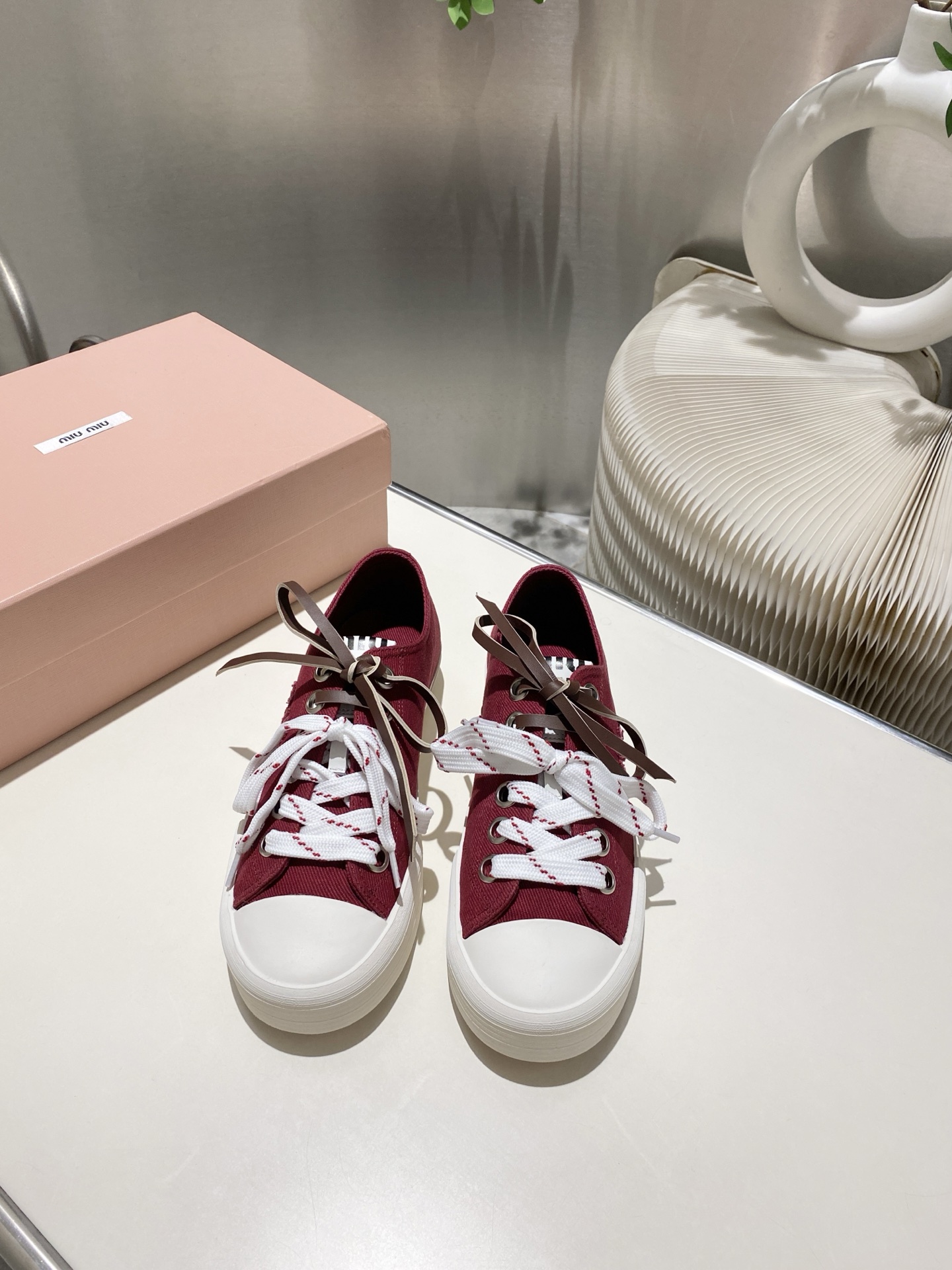 NO:265927,, spring and summer catwalk miuimiui bread shoes, simple partition design, highly recognizable tongue, super sunny and youthful on the feet, everything looks good, imported silk inside sheepskin footbed. Exclusive mold opening tpu outsole!  Very light and comfortable to wear, authentic and latest complete packaging, size 35-41 (.40.41 no return or replacement), casual shoes/sports shoes, miumiu, sneakers, sheepskin19860909,春夏走秀款miuimiui面包鞋,简约的隔板设计、极具辨识度的鞋舌、上脚超级阳光青春、搭配啥都好看,面料进口丝绸内里羊皮垫脚.独家开模tpu大底！非常轻穿着很舒服、正品最新全套包装、码数35-41（.40.41不退不换）,休闲鞋/运动鞋,miumiu,sneakers,sheepskin,Women's Shoes