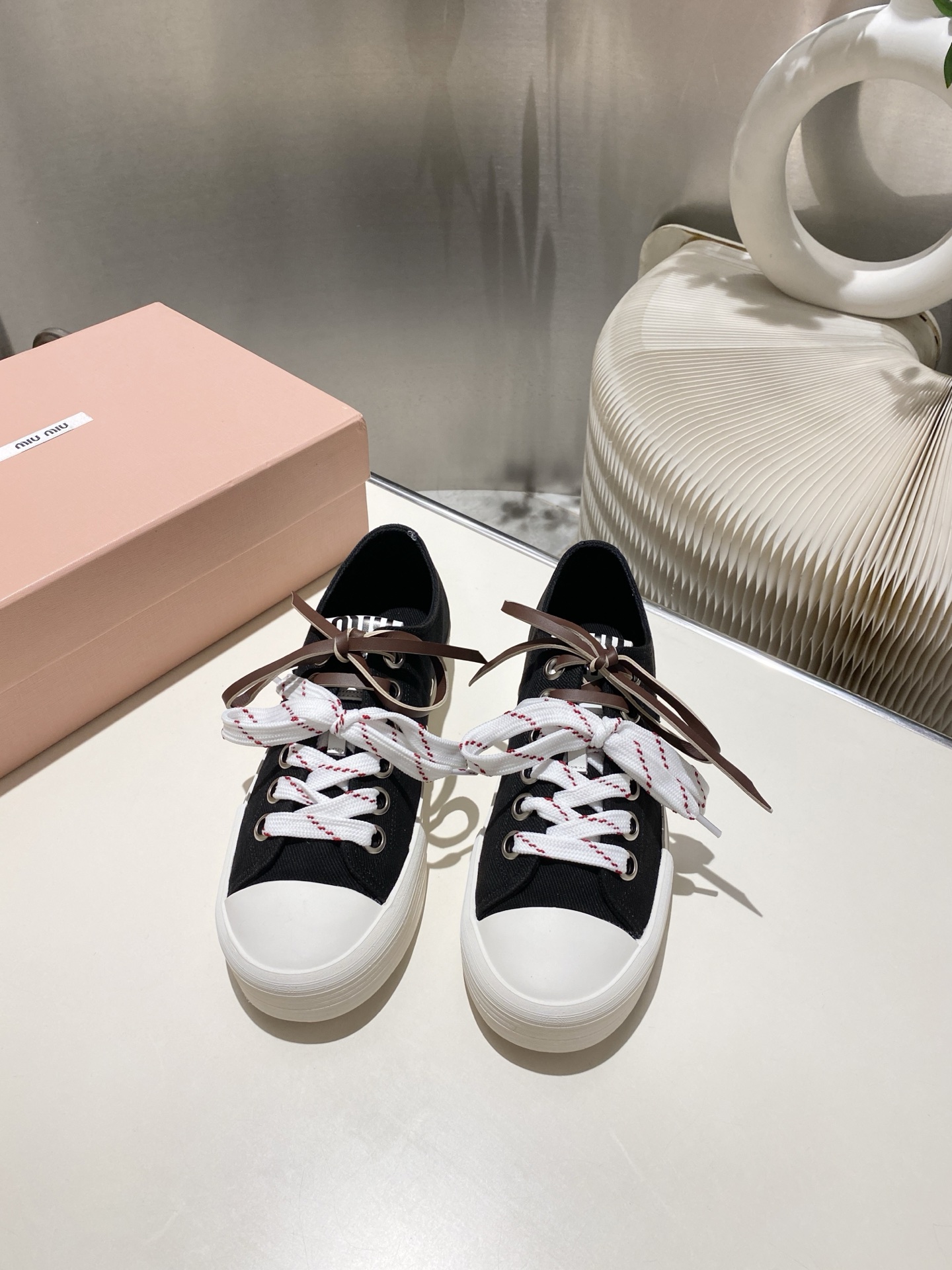 NO:265930,.Spring and summer catwalk miuimiui bread shoes, simple partition design, highly recognizable tongue, super sunny and youthful on the feet, everything looks good, imported silk inside sheepskin footbed. Exclusive mold opening tpu outsole!  Very light and comfortable to wear, authentic and latest complete packaging, size 35-41 (.40.41 no return or replacement), casual shoes/sports shoes, miumiu, sneakers, sheepskin19860909.春夏走秀款miuimiui面包鞋,简约的隔板设计、极具辨识度的鞋舌、上脚超级阳光青春、搭配啥都好看,面料进口丝绸内里羊皮垫脚.独家开模tpu大底！非常轻穿着很舒服、正品最新全套包装、码数35-41（.40.41不退不换）,休闲鞋/运动鞋,miumiu,sneakers,sheepskin,Women's Shoes