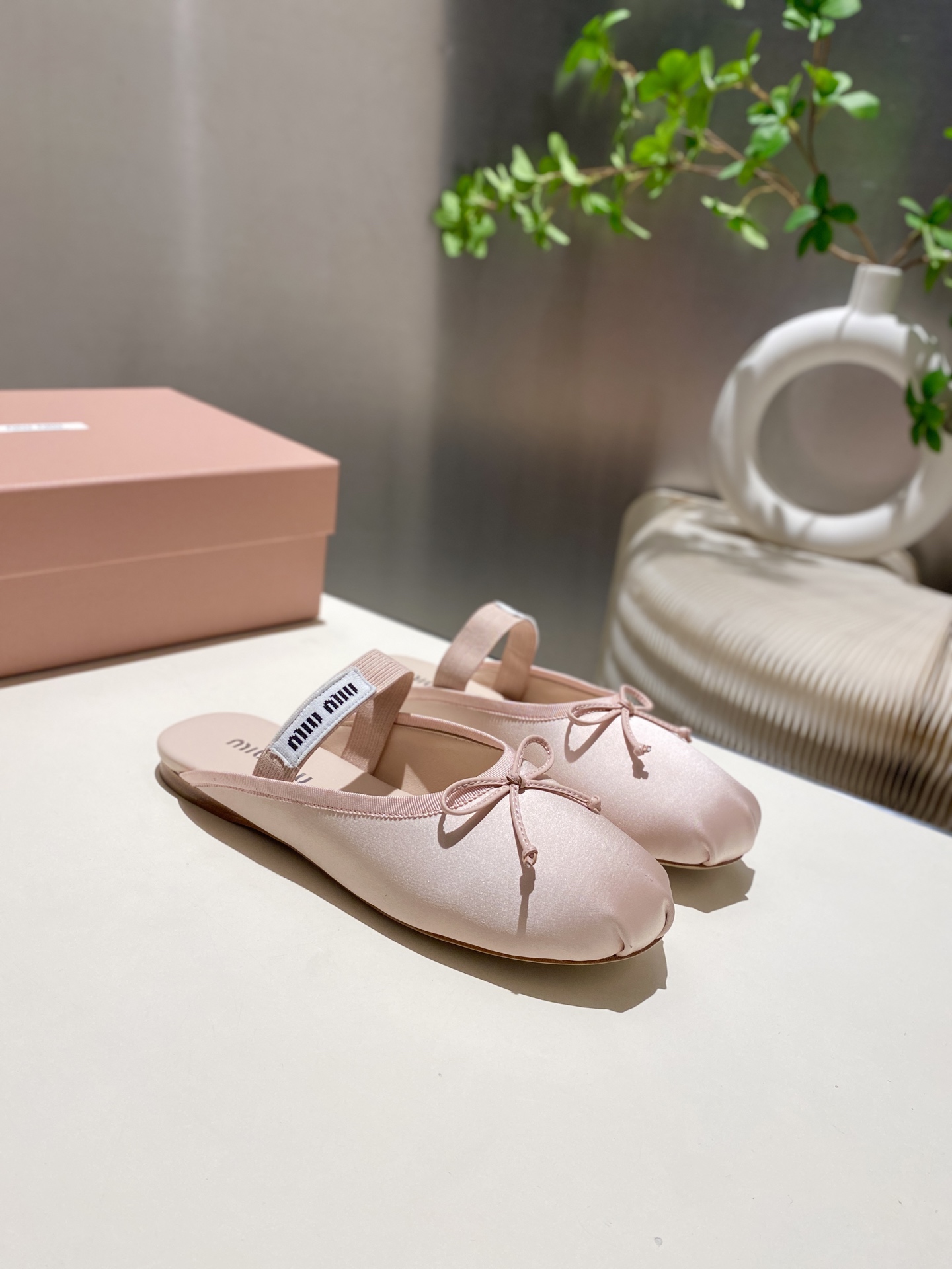 NO:390889,Top quality Miu Miu Ballet Flat-sole bag-toe shoe 2025 Spring and Summer New Super Beautiful Ballet Shoes Original One-to-One Development Fashionable Lady's temperament Instep elasticity and strength are very convenient to put on the feet. Upper: Imported corduroy Flying/Inner: Imported sheepskin. Italian imported cowhide sole Size: 34-41 (34.40.41 Customized without return or replacement), semi-torch, miumiu, cowhide, sheepskin19860909顶级品质 Miu Miu芭蕾舞平底包头托鞋 2025春夏 全新超美芭蕾鞋原版一比一开发 时尚淑女气质脚背弹力象劲上脚非常方便 鞋面:进口灯芯绒 垫脚/内里:进口羊皮. 意大利进口牛皮大底 Size:34-41（34.40.41定做不退不换）,半拖,miumiu,cowhide,sheepskin,Women's Shoes