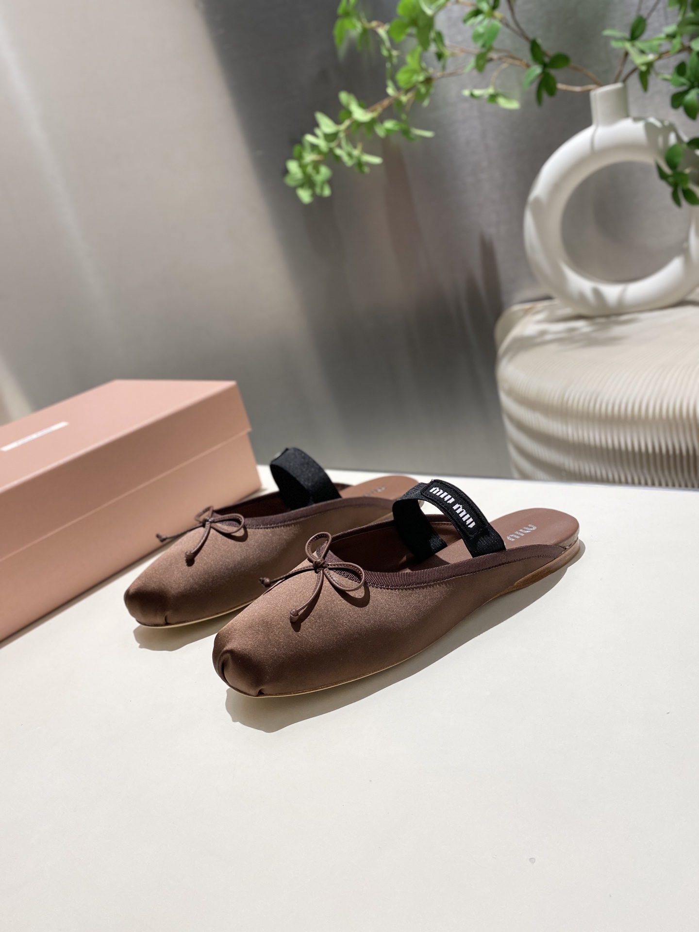 NO:390895,Top quality Miu Miu Ballet Flat-soled Bag-toe Shoes 2025 Spring and Summer New Super Beautiful Ballet Shoes Original One-to-One Development Fashionable Lady's temperament Instep elasticity and strength are very convenient to put on the feet. Upper: Imported corduroy Flying/Inner: Imported sheepskin. Italian imported cowhide sole Size: 34-41 (34.40.41 Customized without return or replacement), semi-torch, miumiu, cowhide, sheepskin19860909羊皮顶级品质 Miu Miu芭蕾舞平底包头托鞋 2025春夏 全新超美芭蕾鞋原版一比一开发 时尚淑女气质脚背弹力象劲上脚非常方便 鞋面:进口灯芯绒 垫脚/内里:进口羊皮. 意大利进口牛皮大底 Size:34-41（34.40.41定做不退不换）,半拖,miumiu,cowhide,sheepskin,Women's Shoes