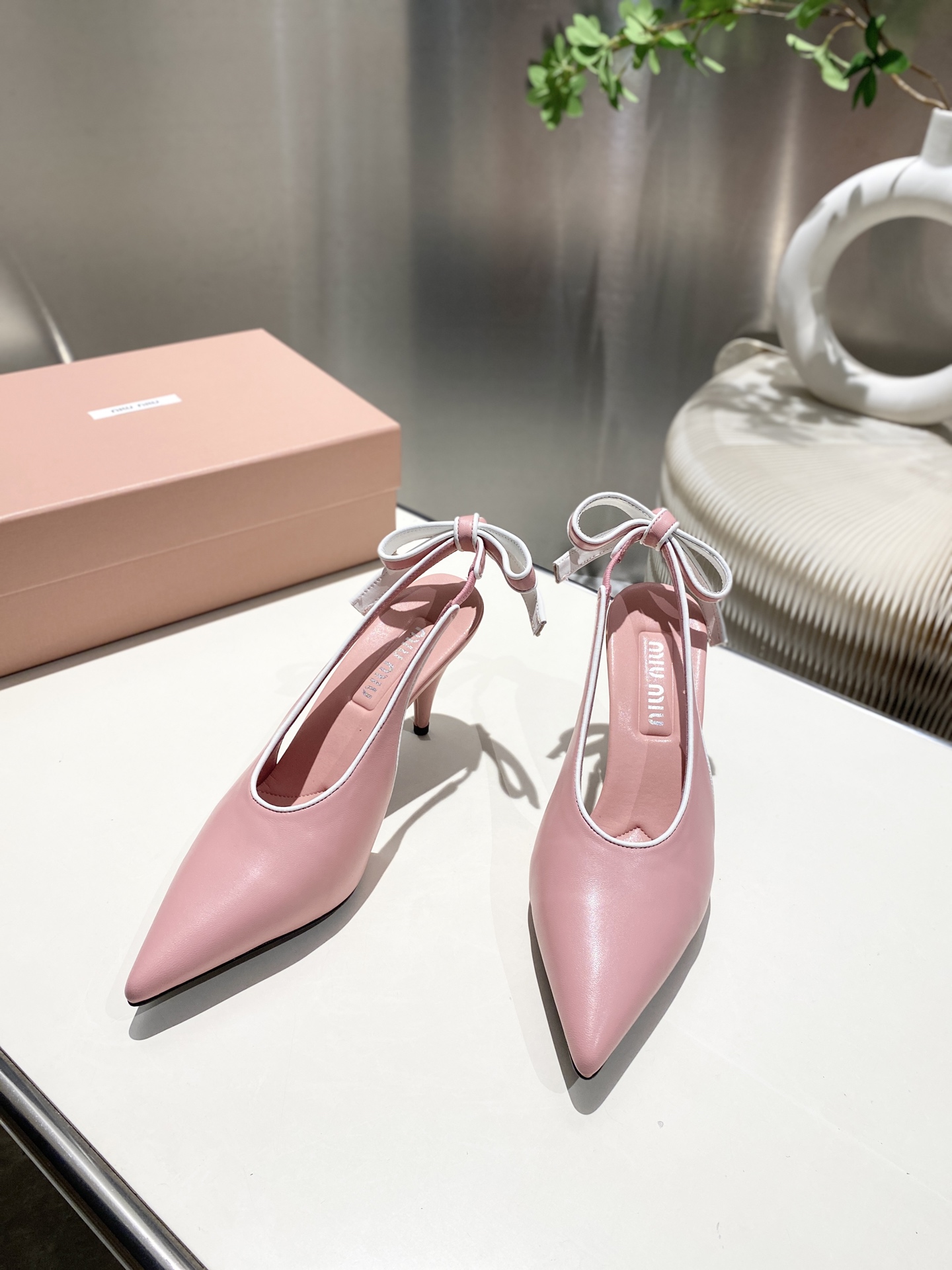 NO:390878,Miumiu2025 new rear empty sandal series fashionable and fashionable, summer cool standard, fabric material, sheepskin + bow elements, footbed sheepskin imported from Italy Size: 34-41 (34-41 custom made without return or exchange) Heel height 8CM, high heels sandals, miumiu, sandals, high heels, sheepskin, Leather soles19860909miumiu2025新款后空凉鞋系列时尚洋气 夏日清凉标配,面料材质 .羊皮+蝴蝶结元素搭配,垫脚羊皮里 意大利进口真皮大底 码数: 34-41（34-41定做不退不换）跟高8CM,高跟鞋凉鞋,miumiu,sandals,high heels,sheepskin,Leather soles,Women's Shoes