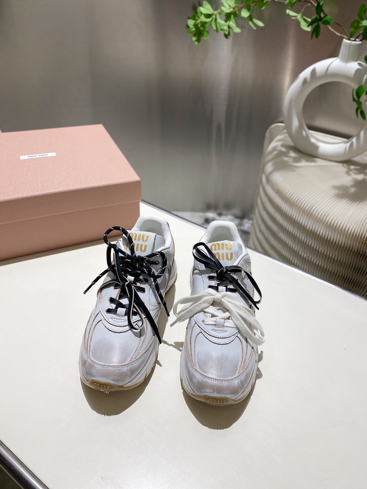 NO:448698,Stainless leather. Mesh. 2025miumiu X NB has new joint sneakers!  !  The previous miu miu X New Balance co-branded shoes were so popular. This time we have dad shoes again. The new co-branded series is no longer thin-soled shoes. It is too friendly to small people. As always, it is still easy to wear and wear ** size 35-41, casual shoes/sports shoes, miumiu, sneakers19860909擦色皮.网面.2025miumiu X NB又有了新的联名球鞋！！ 之前的miu miu X New Balance 联名鞋子火的一塌糊涂,这次又来了老爹鞋款,新的联名系列啦 不再是薄底鞋 对小个子太友好啦,一如既往还是miu里miu气的好穿又** size 35-41,休闲鞋/运动鞋,miumiu,sneakers,Women's Shoes