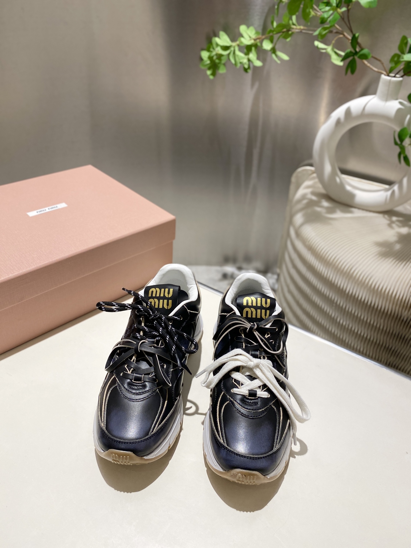 NO:448707,Stainless leather, mesh. 2025miumiu X NB has new joint sneakers!  !  The previous miu miu X New Balance co-branded shoes were so popular. This time we have dad shoes again. The new co-branded series is no longer thin-soled shoes. It is too friendly to small people. As always, it is still easy to wear and wear ** size 35-41, casual shoes/sports shoes, miumiu, sneakers19860909擦色皮,网面.2025miumiu X NB又有了新的联名球鞋！！ 之前的miu miu X New Balance 联名鞋子火的一塌糊涂,这次又来了老爹鞋款,新的联名系列啦 不再是薄底鞋 对小个子太友好啦,一如既往还是miu里miu气的好穿又** size 35-41,休闲鞋/运动鞋,miumiu,sneakers,Women's Shoes