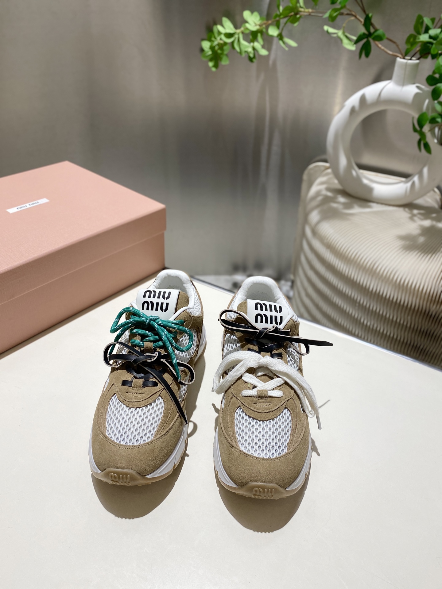 NO:448715,Stainless leather. Mesh. 2025miumiu X NB has new joint sneakers!  !  The previous miu miu X New Balance co-branded shoes were so popular. This time we have dad shoes again. The new co-branded series is no longer thin-soled shoes. It is too friendly to small people. As always, it is still easy to wear and wear ** size 35-41, casual shoes/sports shoes, miumiu, sneakers19860909擦色皮.网面.2025miumiu X NB又有了新的联名球鞋！！ 之前的miu miu X New Balance 联名鞋子火的一塌糊涂,这次又来了老爹鞋款,新的联名系列啦 不再是薄底鞋 对小个子太友好啦,一如既往还是miu里miu气的好穿又** size 35-41,休闲鞋/运动鞋,miumiu,sneakers,Women's Shoes