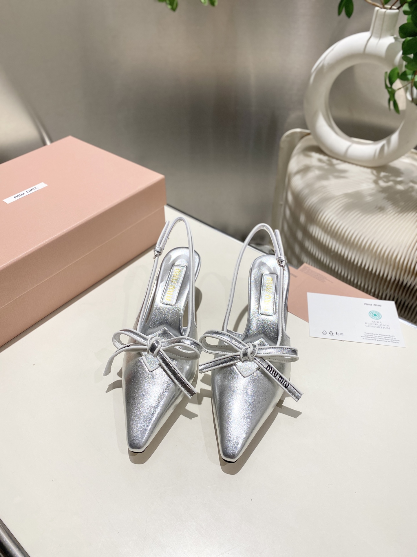 NO:448685,.miumiu2025 new rear empty sandal series fashionable and fashionable, summer cool standard, fabric material . Sheepskin + bow elements matching, footbed sheepskin, imported Italian genuine leather sole Size: 34-41 (34-41 custom made without return or exchange) Heel height 5.5CM, sandals, miumiu, sandals, sheepskin, Leather soles19860909.miumiu2025新款后空凉鞋系列时尚洋气 夏日清凉标配,面料材质 .羊皮+蝴蝶结元素搭配,垫脚羊皮里 意大利进口真皮大底 码数: 34-41（34-41定做不退不换）跟高5.5CM,凉鞋,miumiu,sandals,sheepskin,Leather soles,Women's Shoes