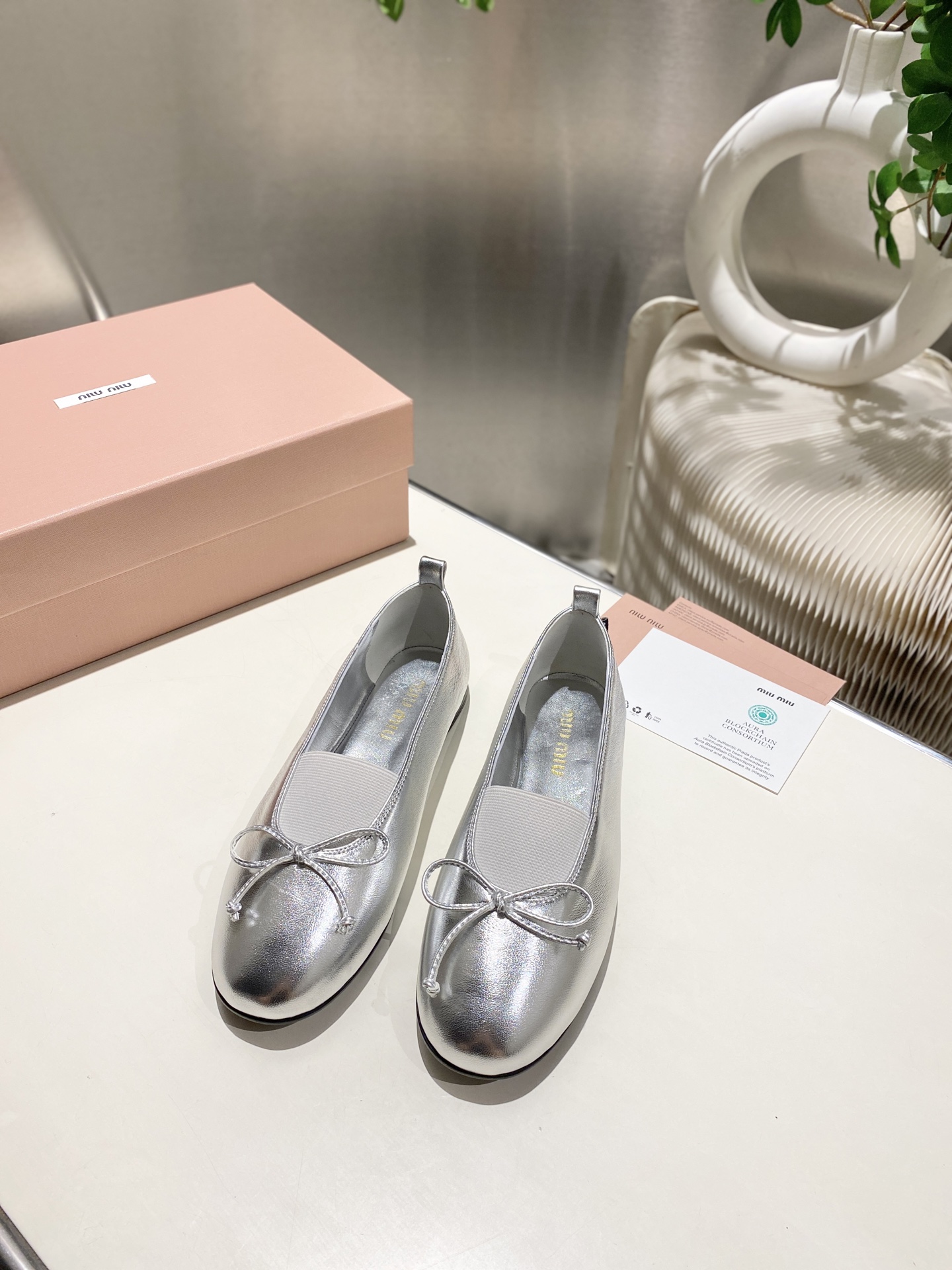 NO:448690,.Miao Miao's new spring show 2025 new style of lazy Mary Jane ballet shoes. The official spring and summer show new style is fashionable and versatile. It is super versatile whether worn barefoot or with socks!  Original one-to-one development, custom imported cowhide, inner sheepskin, sole counter rubber outsole, size 34-41 (34.4041 custom made, no return or exchange), ballet shoes, mary jane, cowhide, sheepskin, socks19860909.缪缪2025春走秀新款一脚蹬懒人玛丽珍芭蕾舞鞋 官方春夏走秀新款,时髦百搭,无论光脚穿还是搭配袜子穿都超级百搭！原版一比一开发 鞋面定制进口牛皮 内里羊皮 鞋底专柜橡胶大底 码数34-41（34.4041订做不退换）,芭蕾舞鞋,mary jane,cowhide,sheepskin,socks,Women's Shoes