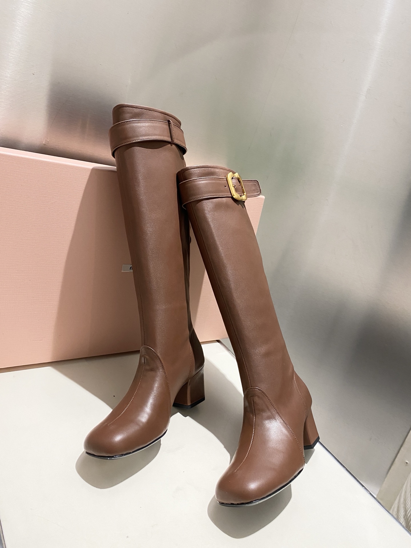 NO:448661,.miumiu 2025 new 15-inch high boots in winter, this year's hot model is popular on the official website. Miumiu has always been known for her girlish heart blingbling. This shoe is no exception. All the shoes are handmade, elegant, simple and elegant. The stretched leg lines are easy to control, so that the young lambskin love beauty can easily control it. It is definitely a must-have item for spring and summer fabric imported top-layer leather high-quality sheepskin lining, Italian imported leather soles size 35-39 (4 size 40, 41 size custom made) heel height 6cm, boots, miumiu, boots, sheepskin, Leather soles19860909.miumiu 2025冬季新款15寸高靴今年官网主推的爆款 miumiu一直以来都是以少女心blingbling著称,这款鞋也不例外鞋子全部都是纯手工制作鞋型优雅,简单又不失优雅很好的拉伸腿部线条,让爱美的小姐姐们都能轻松驾驭绝对是春夏必备单品面料进口头层皮优质羊皮内里,意大利进口真皮大底size35-39（4码40,41码定做）跟高6cm,靴子,miumiu,boots,sheepskin,Leather soles,Women's Shoes