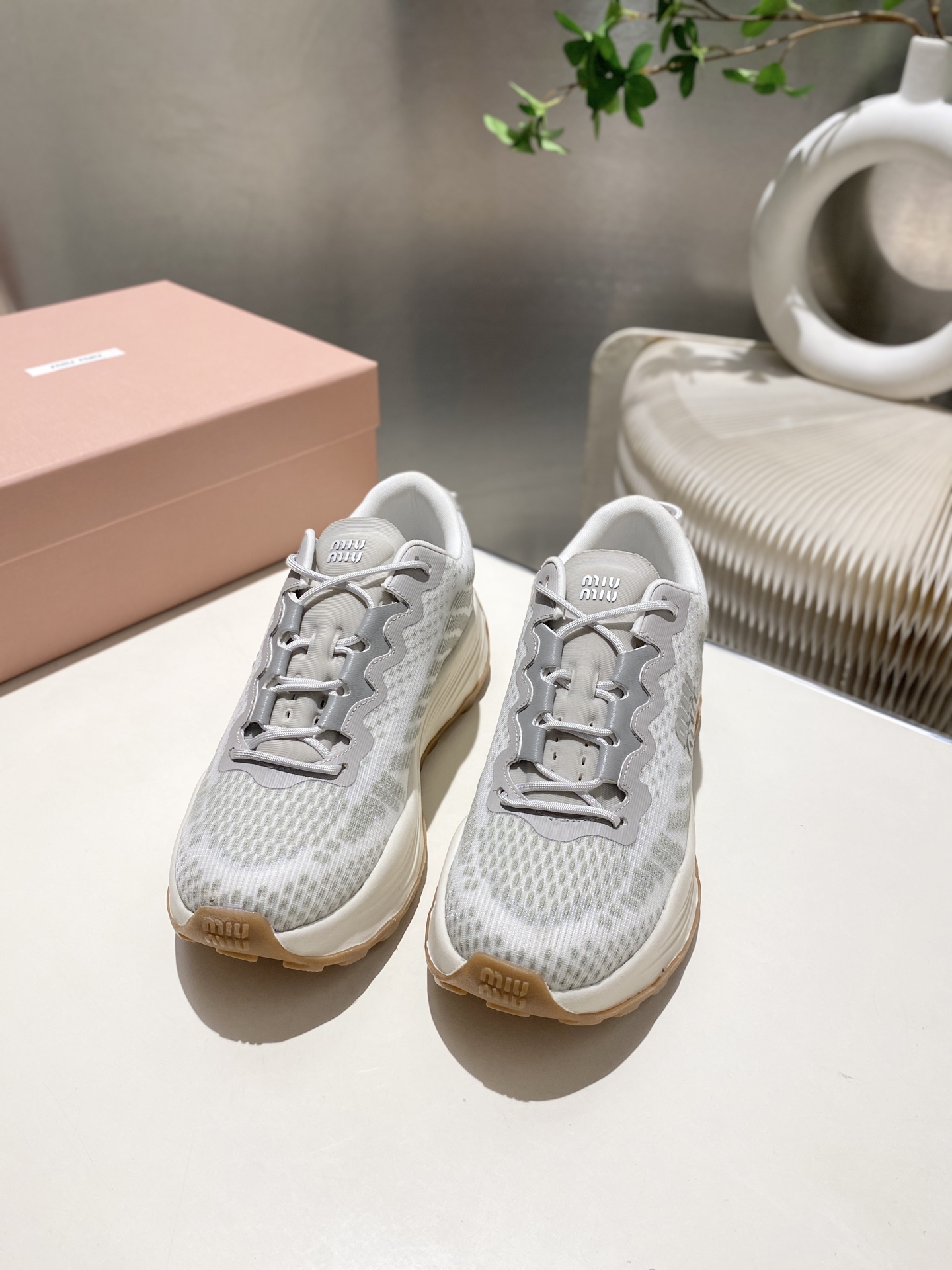 NO:448590,.Miao Miao's new hit style is coming. Mesh thick-soled German training shoes and casual sports shoes. This lace-up sneaker is a perfect American casual style~ it looks good and comfortable to wear, and is a classic and versatile item!  Special mesh imported from fabric, imported breathable cloth inside, large sole open mold original sole, size 35-41 (40.41, customized, non-return, exchange), casual shoes/sports, sneakers19860909.缪缪2025走秀新款爆款来袭.网面厚底德训鞋休闲运动鞋 这款系带运动鞋妥妥的美式休闲风格～上脚好看又舒适,经典百搭单品！ 面料进口特殊网面 内里进口透气布 大底开模原版大底 码数35-41(40.41 订做不退换）,休闲鞋/运动鞋,sneakers,Women's Shoes