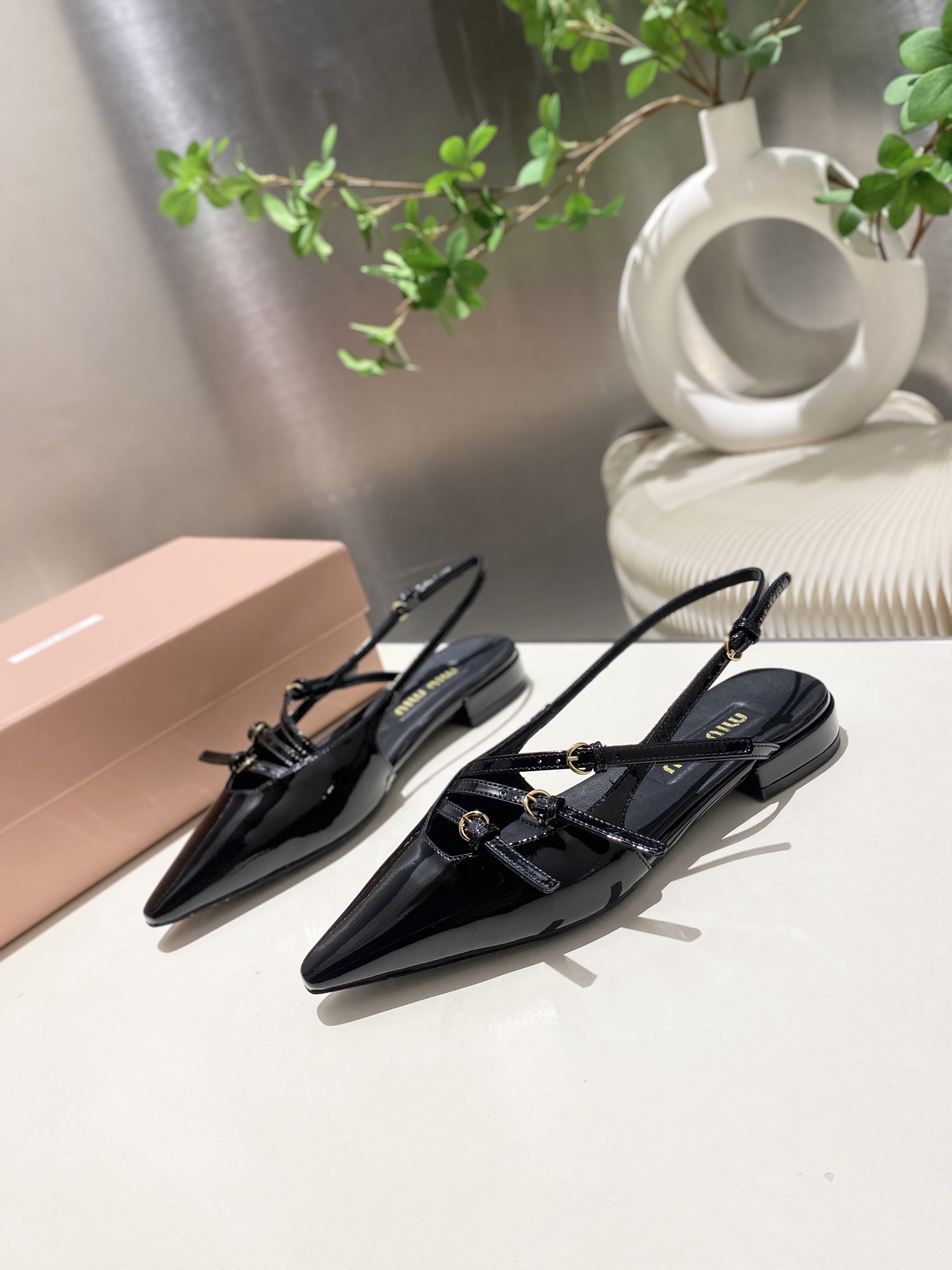 NO:448579,.Miu Miu catwalk model 2025 spring and summer new high heel strap sandals Internet celebrity catwalk model looks very good on the feet. 1:1 customization Fashion high heel women's shoes, very stretched leg lines, allowing beautiful ladies to easily control it. It is definitely a must-have item in spring and summer Material: fabric beef patent leather, inner sheepskin Size 34-40 (34.40 custom made without return or exchange) Heel height 2.5cm, sandals, miumiu, sandals, sheepskin19860909.Miu Miu走秀款 2025春夏新款高跟带子 凉鞋 网红走秀款上脚非常好看.1:1定制 时尚 高跟女鞋,很好的拉伸腿部线条,让爱美的小姐姐们都能轻松驾驭,绝对是春夏必备单品 材质 :面料牛漆皮,内里羊皮 尺码34-40（34.40定做不退不换）跟高2.5cm,凉鞋,miumiu,sandals,sheepskin,Women's Shoes